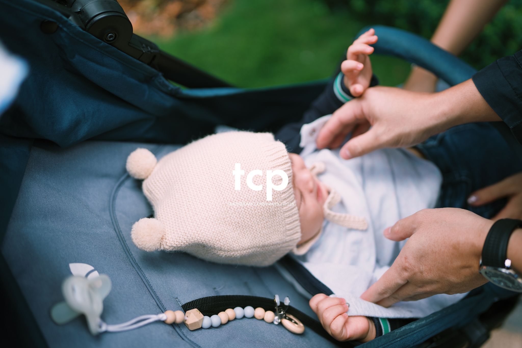 Tám Cuộn Phim - KHOẢNG TRỜI RIÊNG GIỮA MIỀN CẢNH QUAN