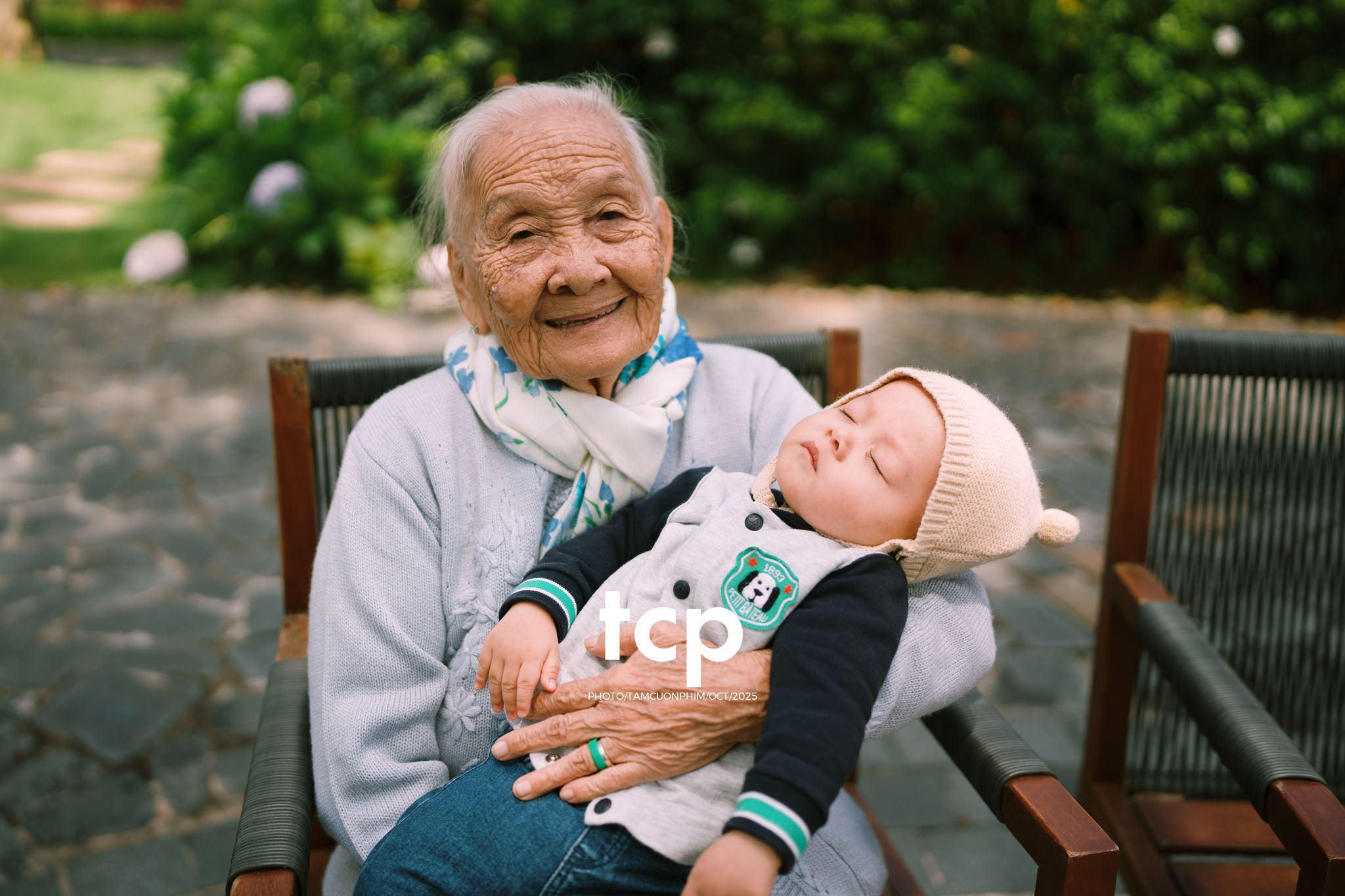 Tám Cuộn Phim - KHOẢNG TRỜI RIÊNG GIỮA MIỀN CẢNH QUAN