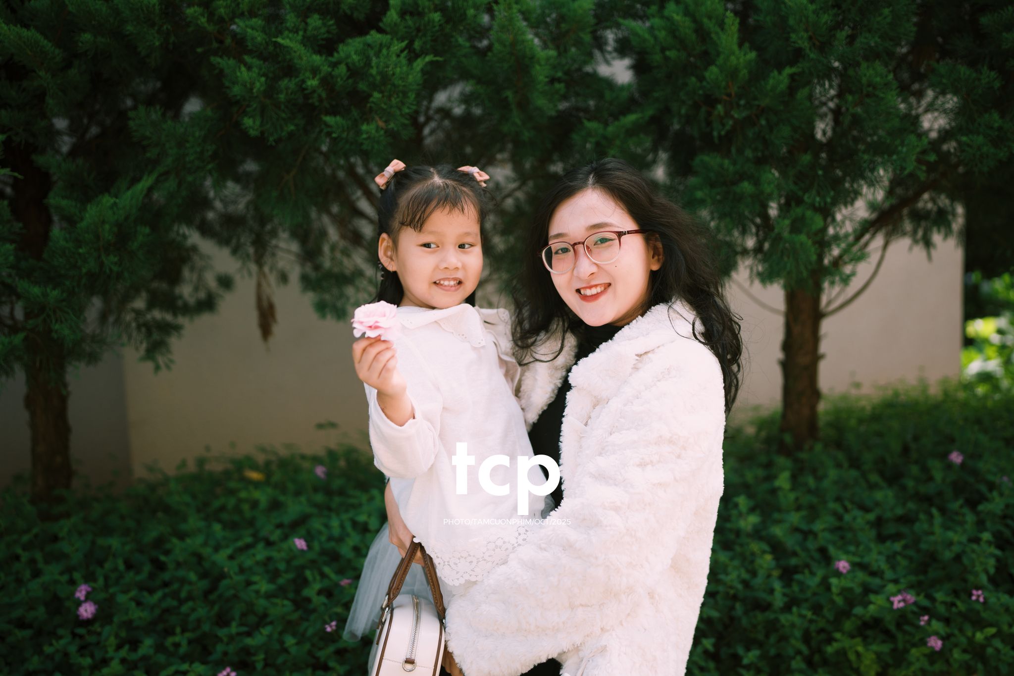 Tám Cuộn Phim - KHOẢNG TRỜI RIÊNG GIỮA MIỀN CẢNH QUAN