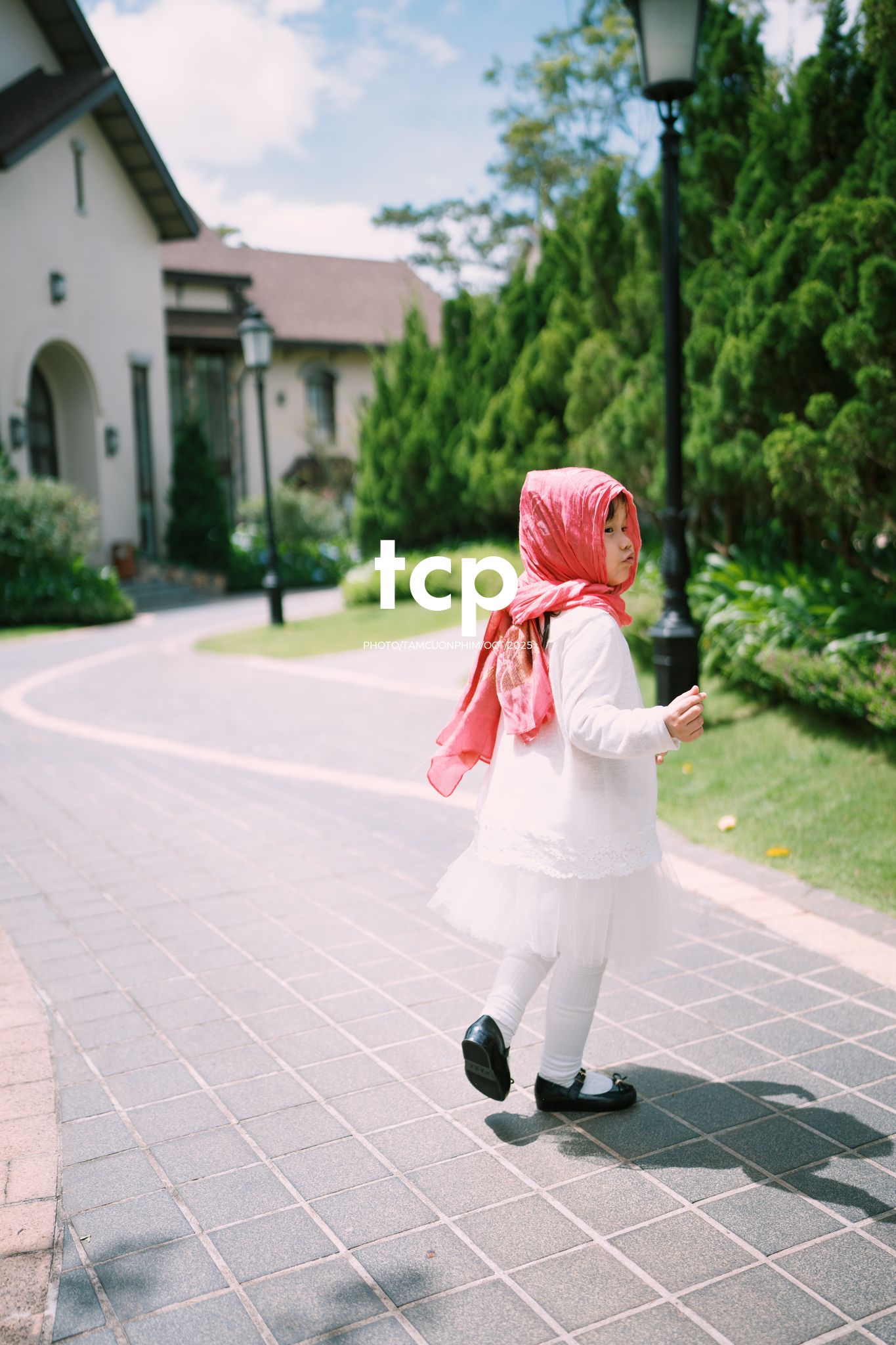 Tám Cuộn Phim - KHOẢNG TRỜI RIÊNG GIỮA MIỀN CẢNH QUAN