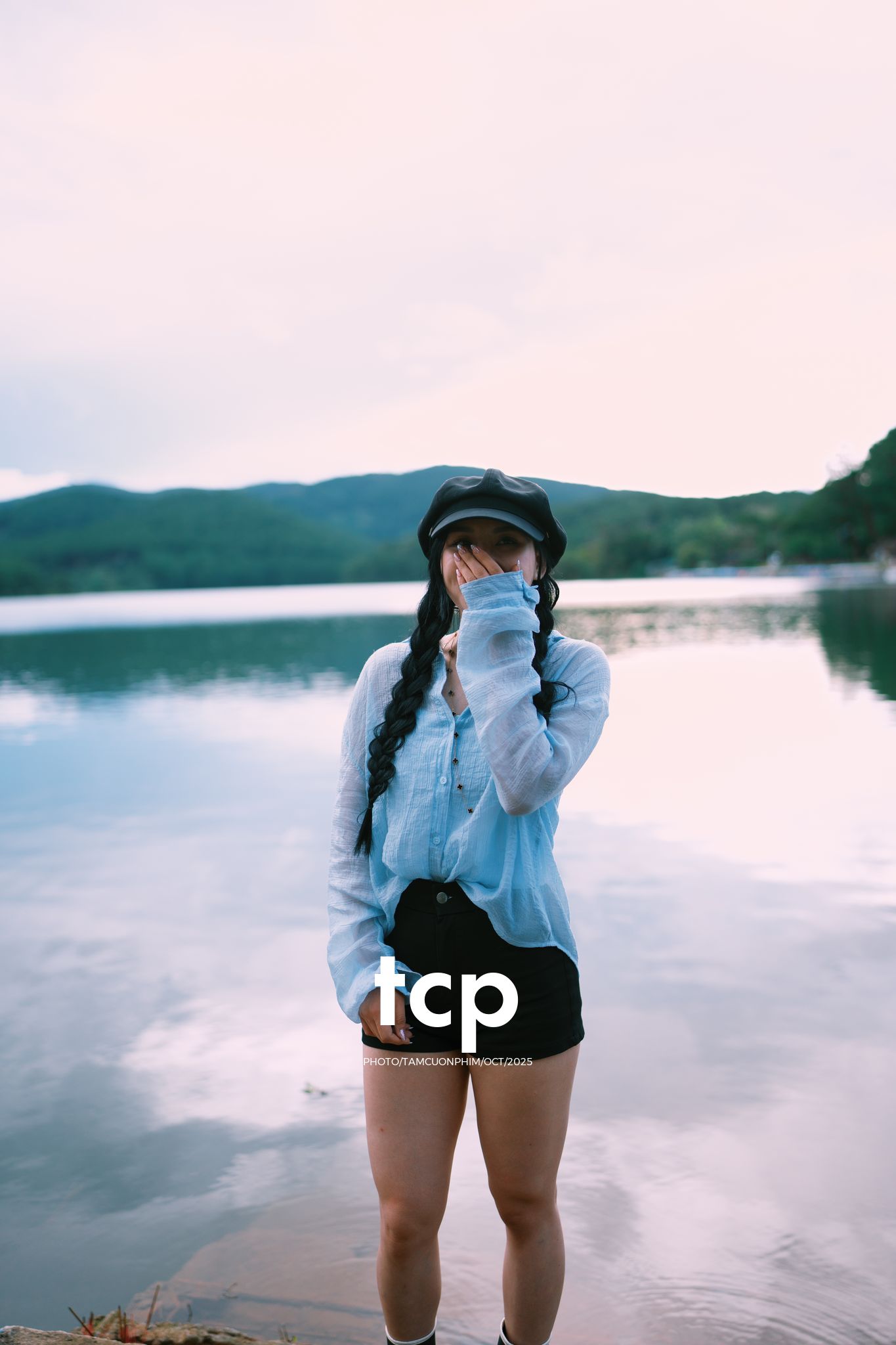 Tám Cuộn Phim - Xếp lại ống kính và chiếc bánh tráng nướng vẫn còn nóng hổi