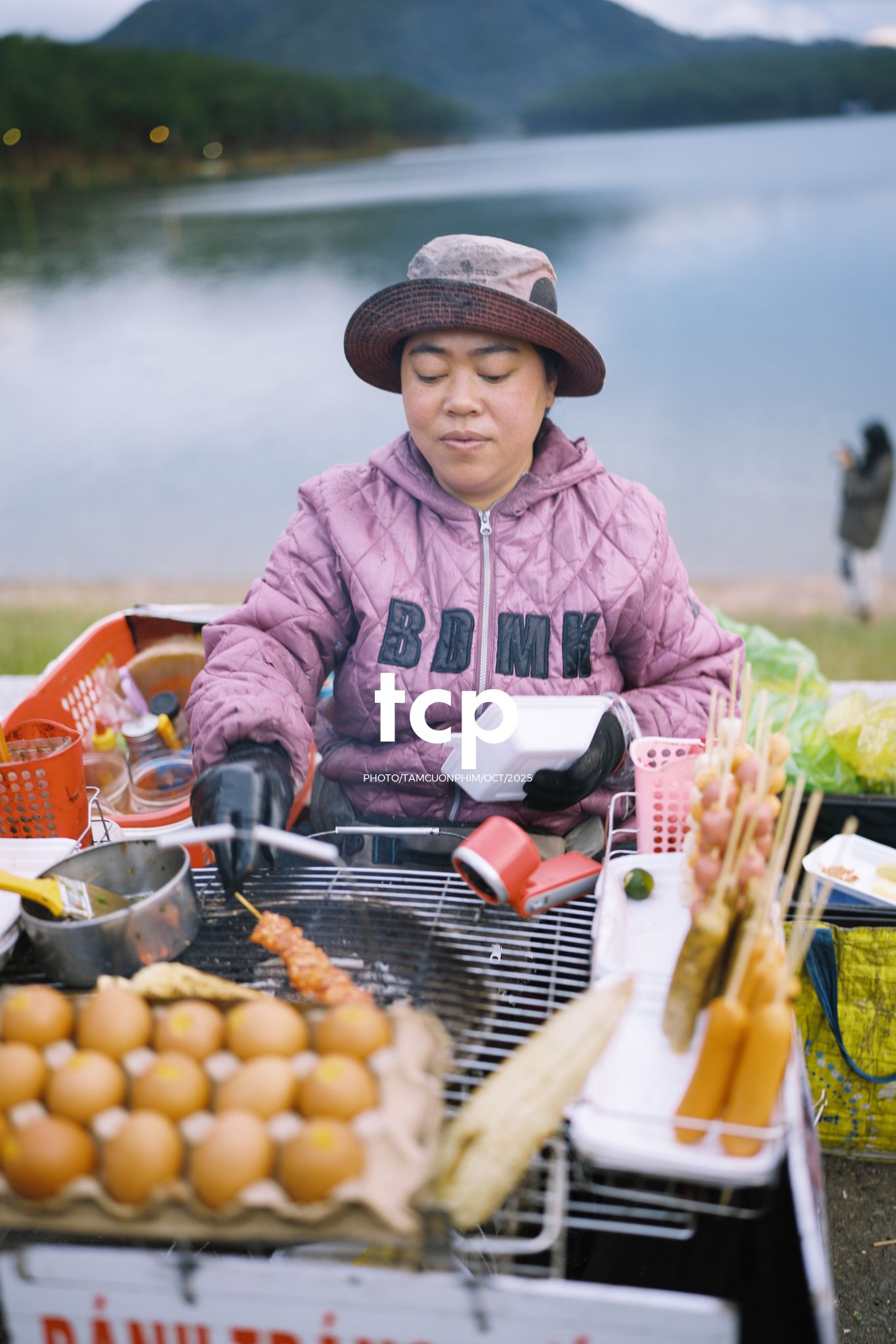 Tám Cuộn Phim - Xếp lại ống kính và chiếc bánh tráng nướng vẫn còn nóng hổi