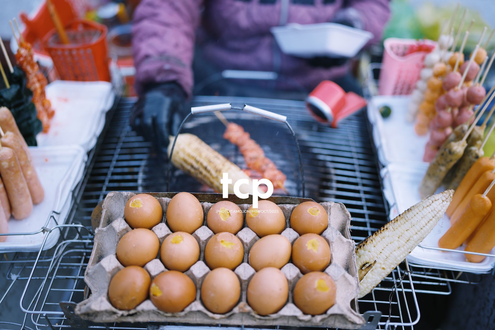 Tám Cuộn Phim - Xếp lại ống kính và chiếc bánh tráng nướng vẫn còn nóng hổi