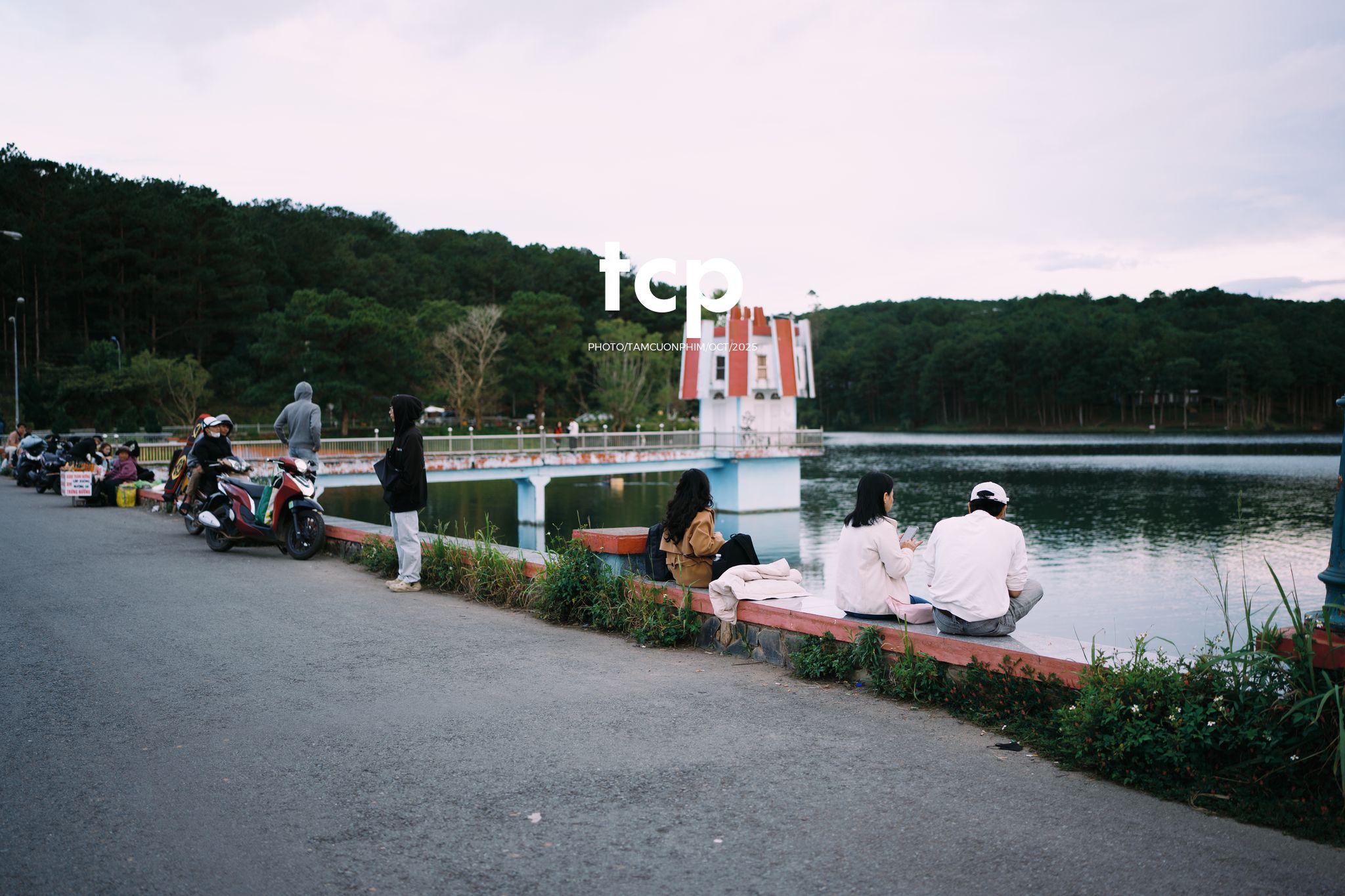 Tám Cuộn Phim - Xếp lại ống kính và chiếc bánh tráng nướng vẫn còn nóng hổi