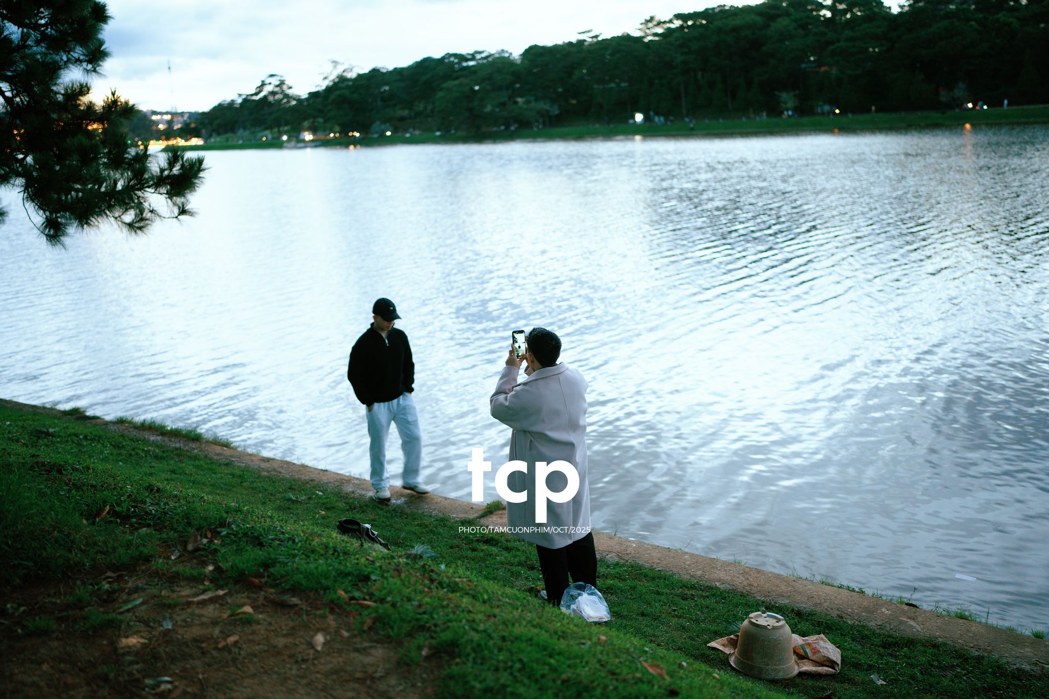 Tám Cuộn Phim - Xếp lại ống kính và chiếc bánh tráng nướng vẫn còn nóng hổi