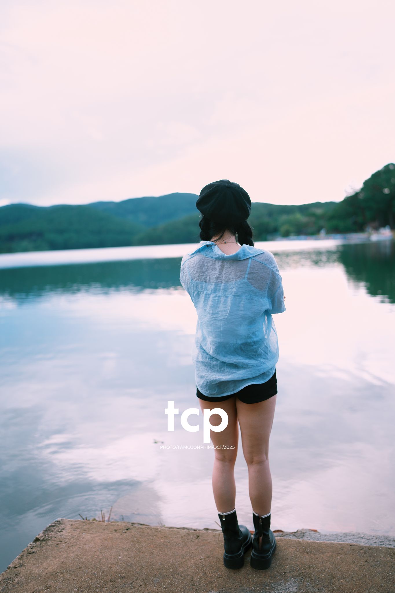 Tám Cuộn Phim - Xếp lại ống kính và chiếc bánh tráng nướng vẫn còn nóng hổi