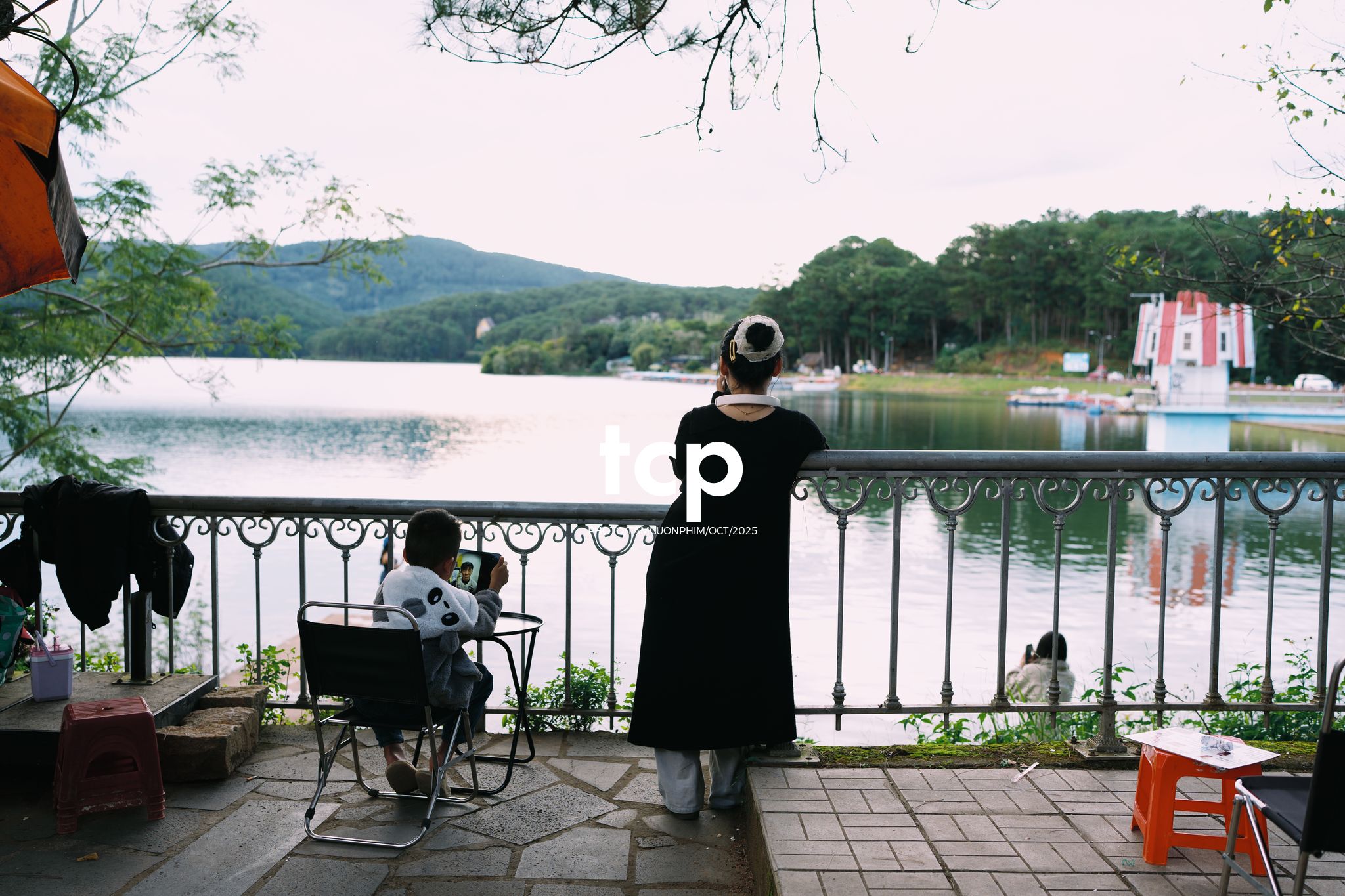 Tám Cuộn Phim - Xếp lại ống kính và chiếc bánh tráng nướng vẫn còn nóng hổi