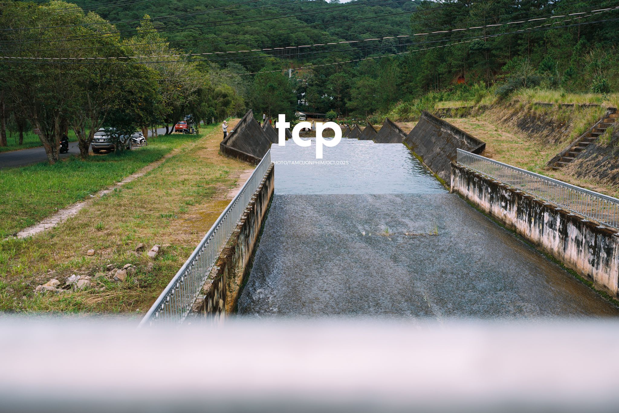 Tám Cuộn Phim - Xếp lại ống kính và chiếc bánh tráng nướng vẫn còn nóng hổi