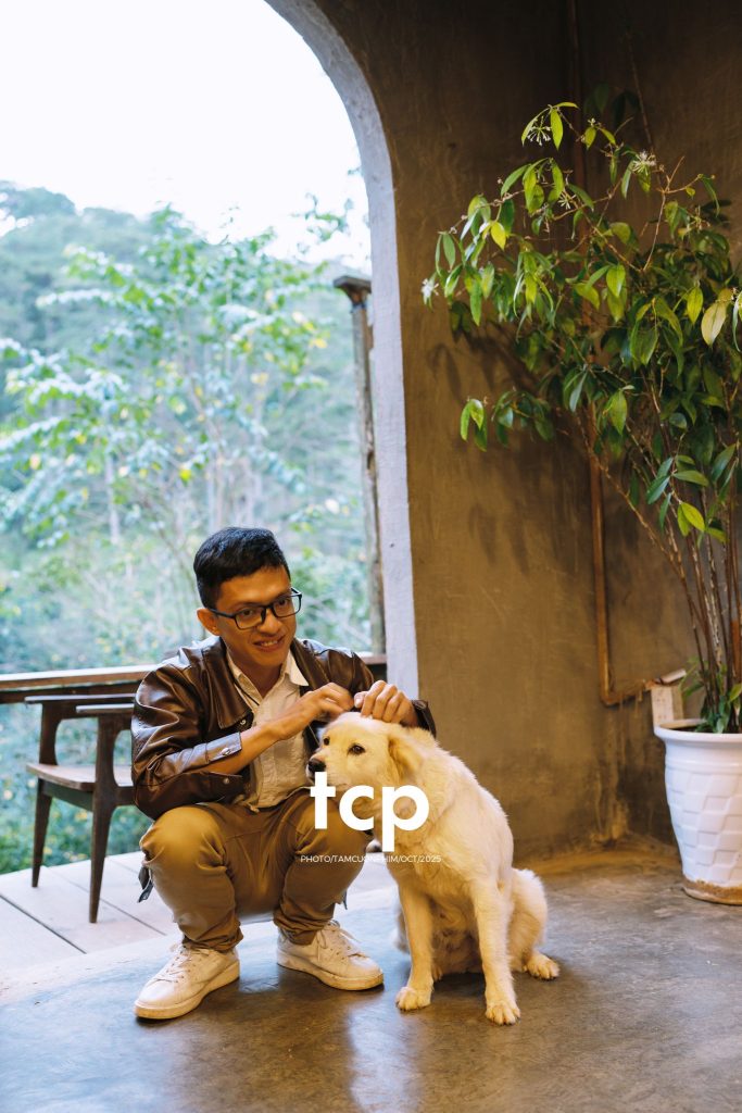 Tám Cuộn Phim - Khi chàng trai "hướng nội" đi chill cùng hội bạn bốn chân