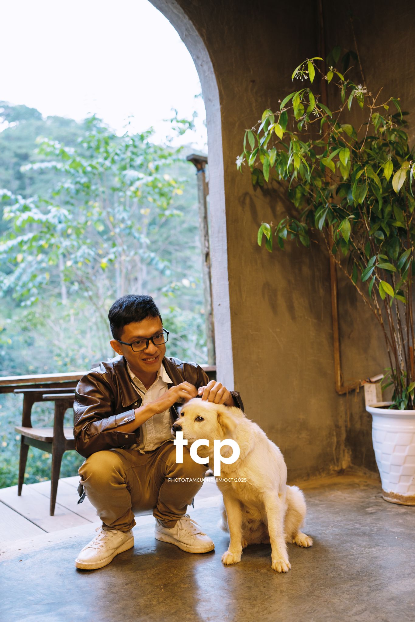 Tám Cuộn Phim - Khi chàng trai "hướng nội" đi chill cùng hội bạn bốn chân