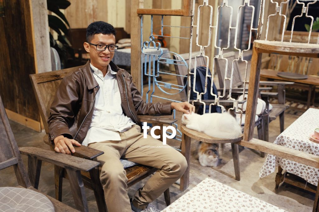 Tám Cuộn Phim - Khi chàng trai "hướng nội" đi chill cùng hội bạn bốn chân