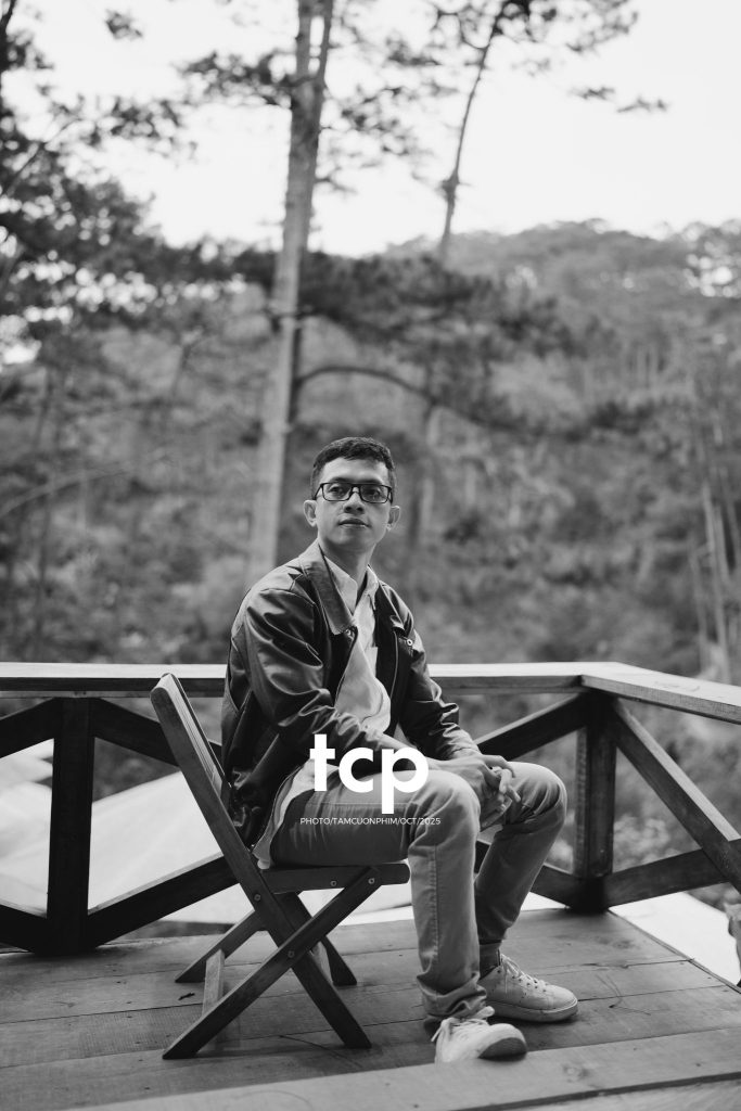 Tám Cuộn Phim - Khi chàng trai "hướng nội" đi chill cùng hội bạn bốn chân