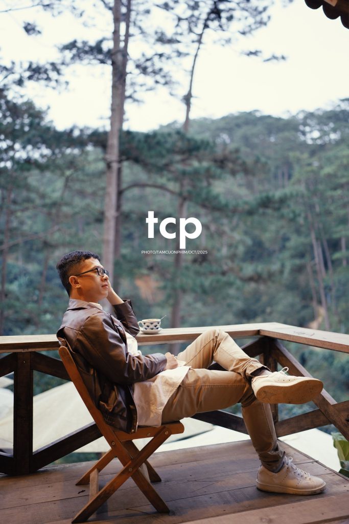 Tám Cuộn Phim - Khi chàng trai "hướng nội" đi chill cùng hội bạn bốn chân