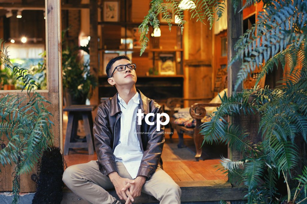 Tám Cuộn Phim - Khi chàng trai "hướng nội" đi chill cùng hội bạn bốn chân