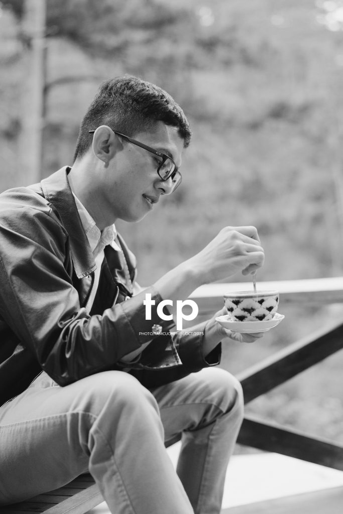 Tám Cuộn Phim - Khi chàng trai "hướng nội" đi chill cùng hội bạn bốn chân