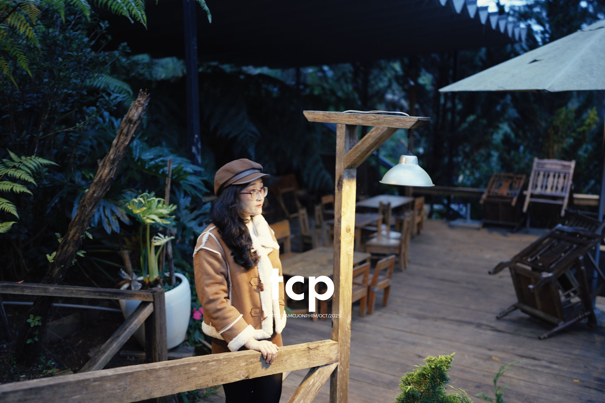 Tám Cuộn Phim - Sương lạnh và áo khoác da lộn