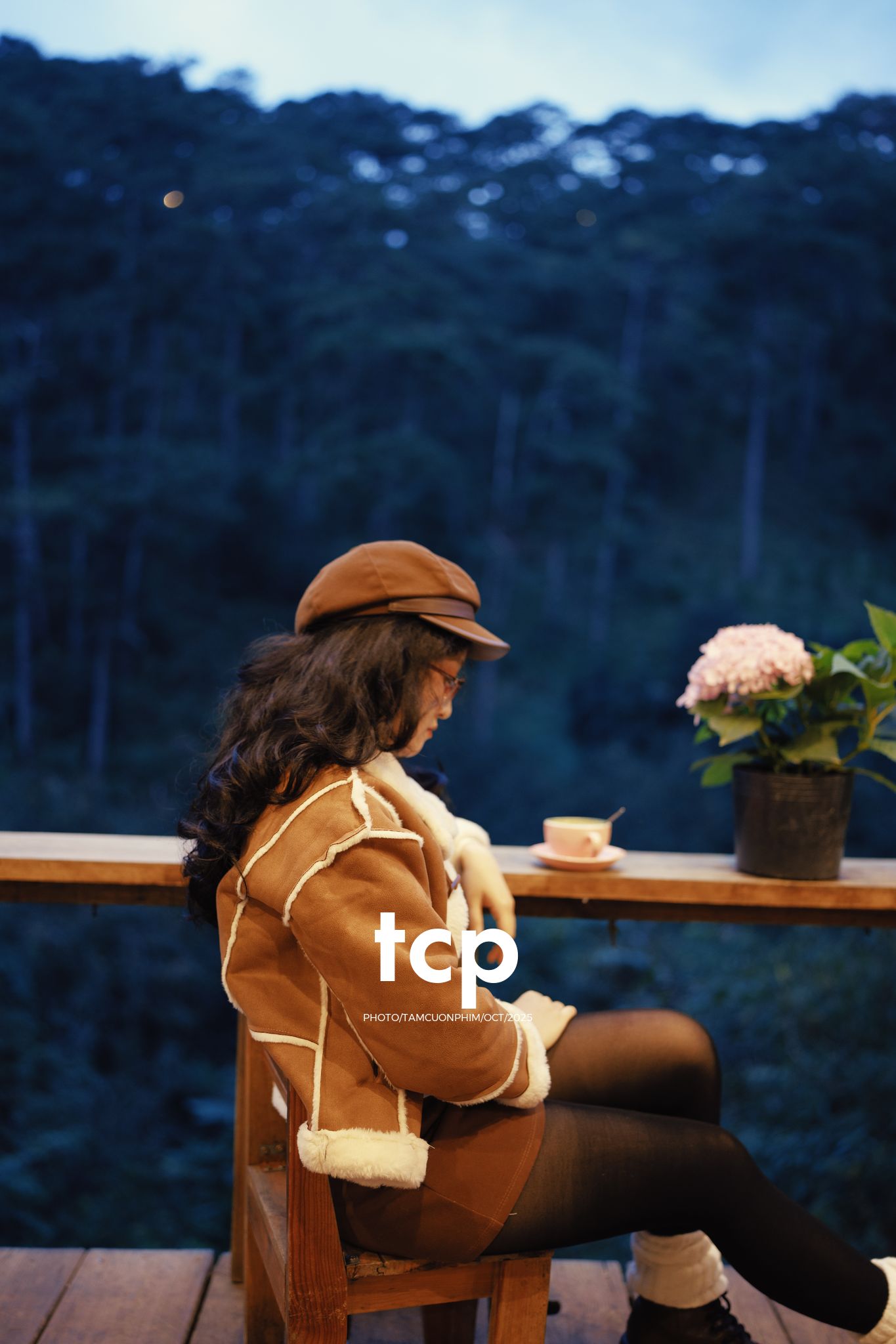 Tám Cuộn Phim - Sương lạnh và áo khoác da lộn