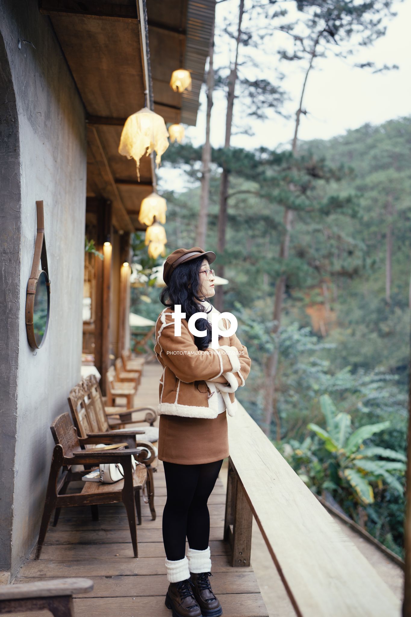 Tám Cuộn Phim - Sương lạnh và áo khoác da lộn