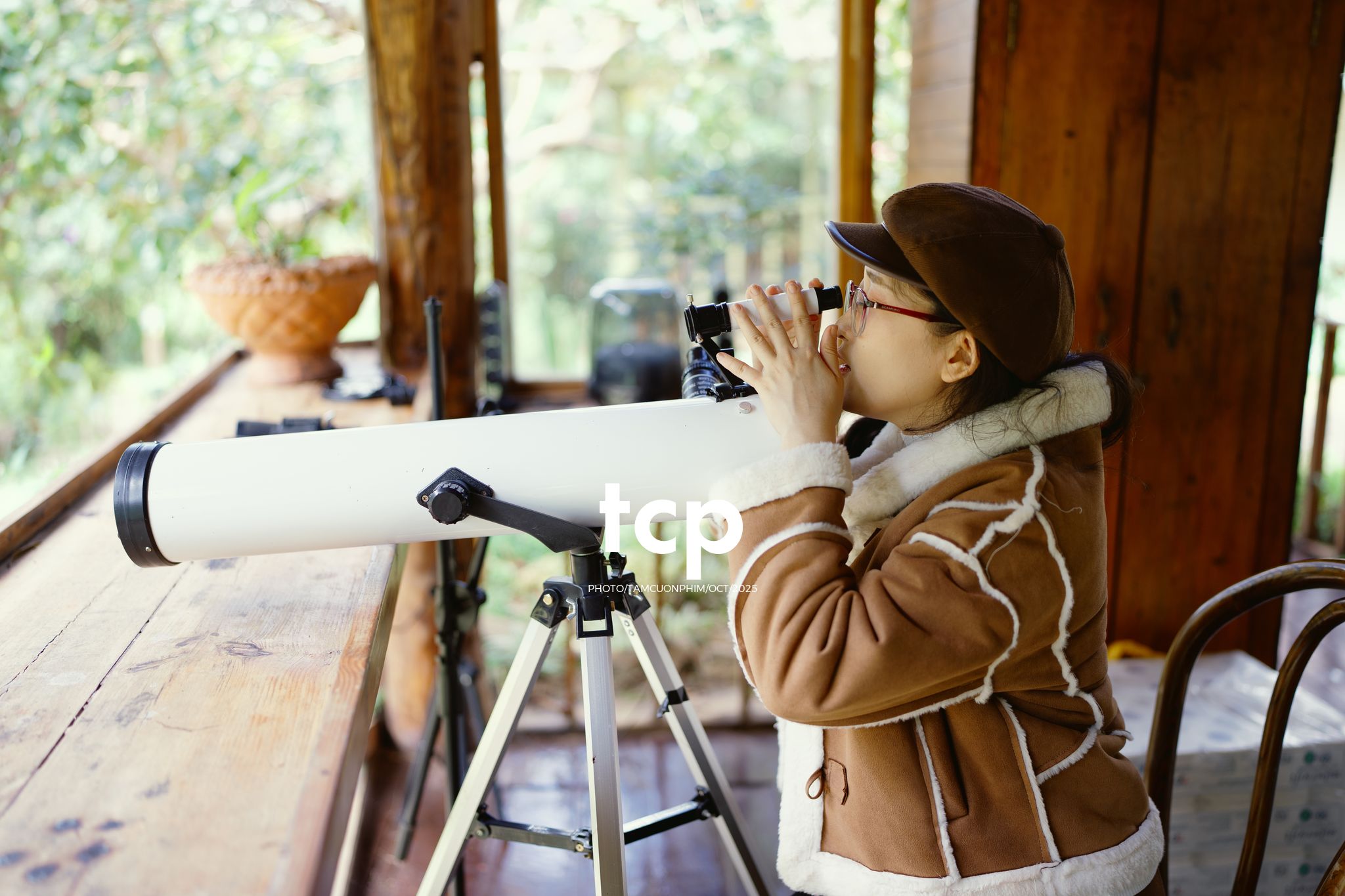 Tám Cuộn Phim - Sương lạnh và áo khoác da lộn