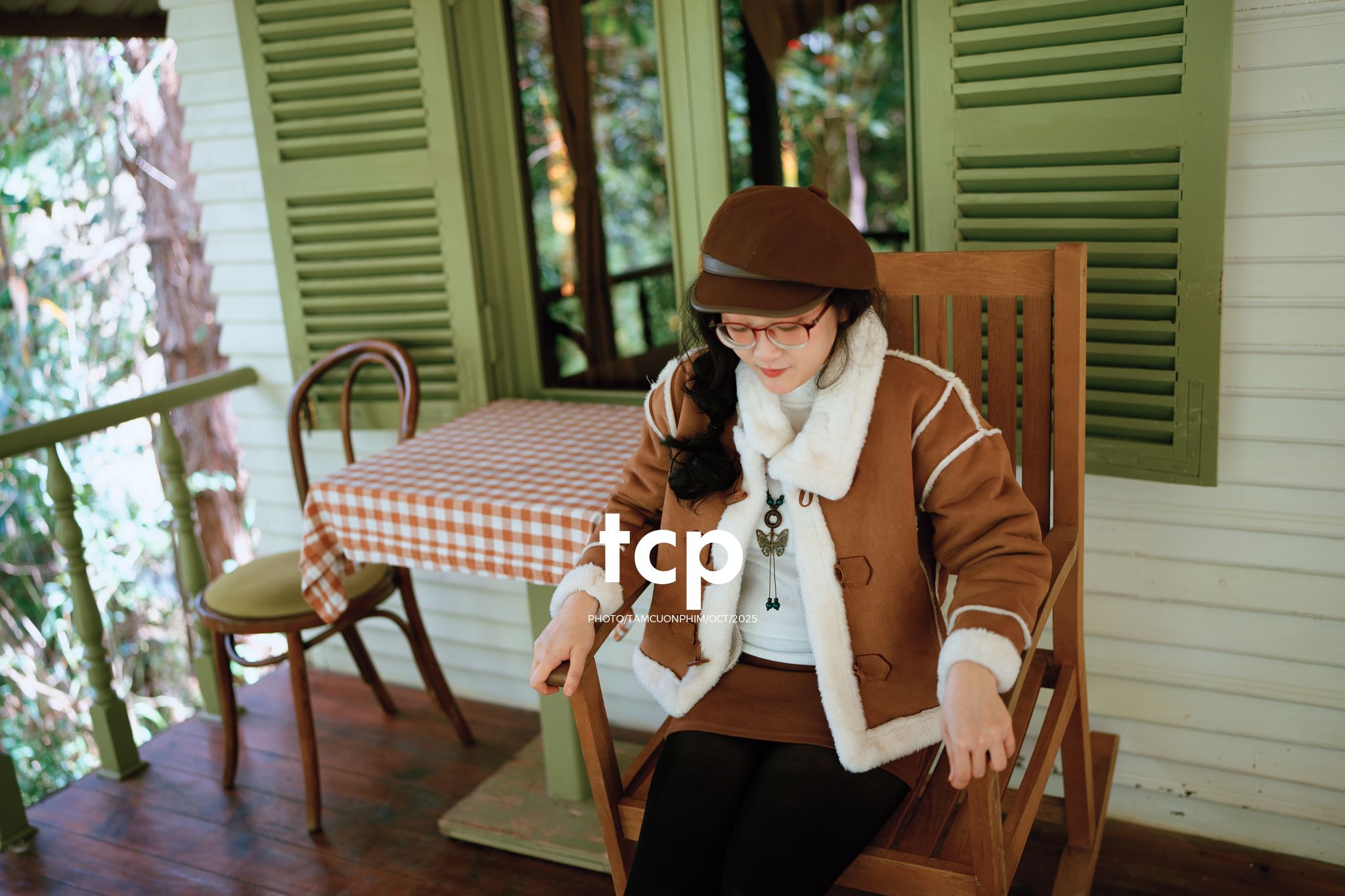 Tám Cuộn Phim - Sương lạnh và áo khoác da lộn