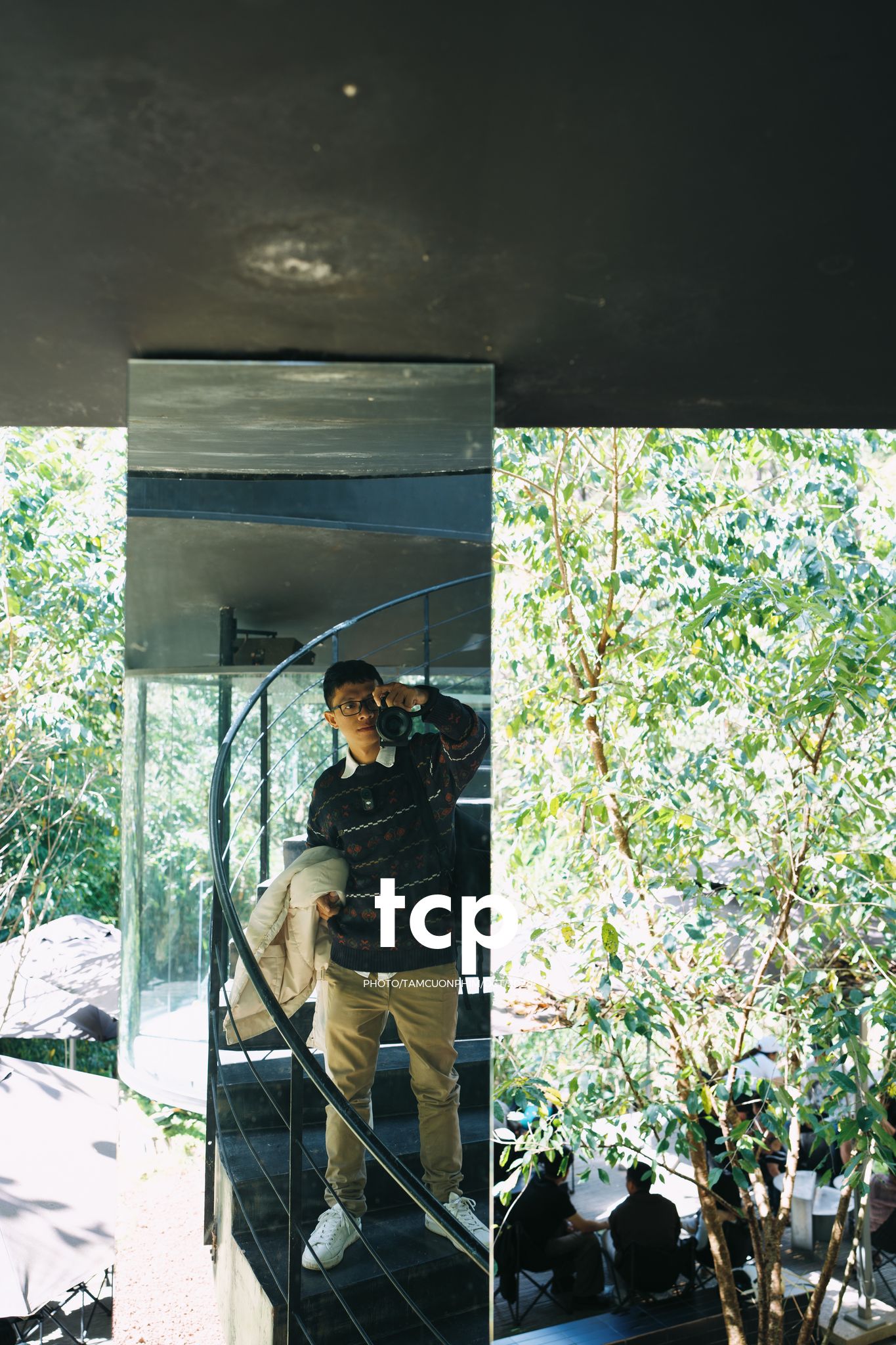 Tám Cuộn Phim - Hơi lạnh cao nguyên và tách cà phê ấm