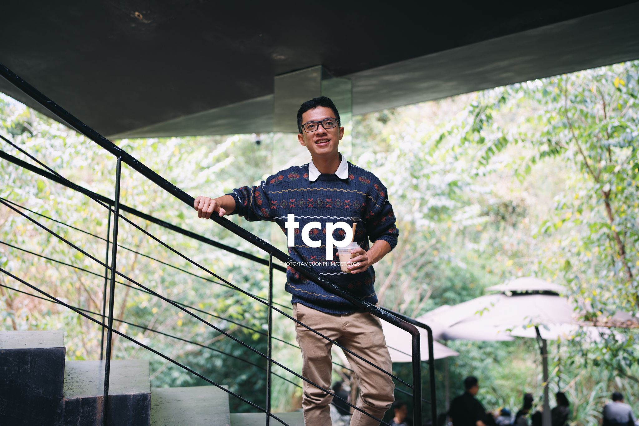 Tám Cuộn Phim - Hơi lạnh cao nguyên và tách cà phê ấm