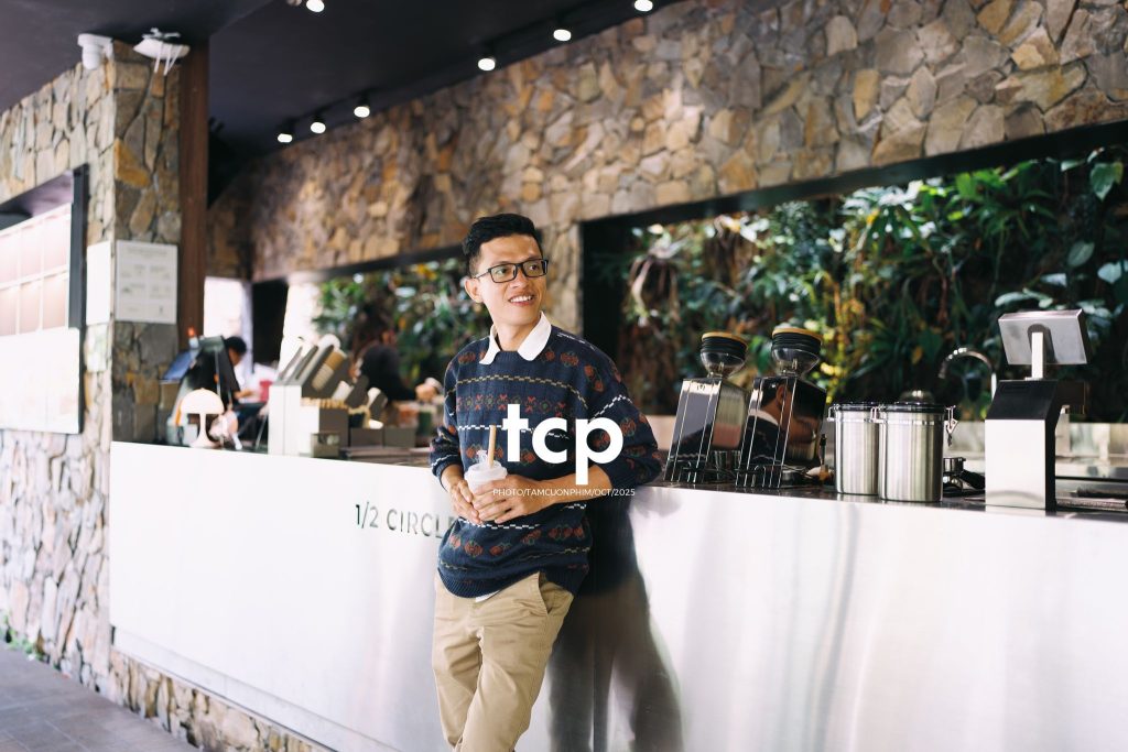 Tám Cuộn Phim - Hơi lạnh cao nguyên và tách cà phê ấm
