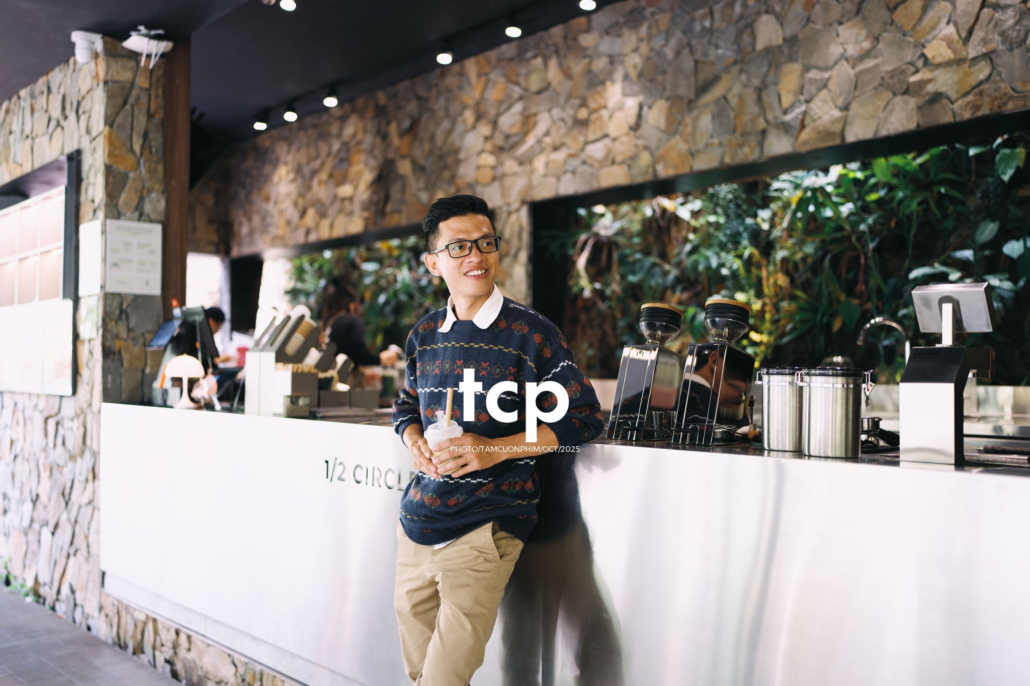 Tám Cuộn Phim - Hơi lạnh cao nguyên và tách cà phê ấm