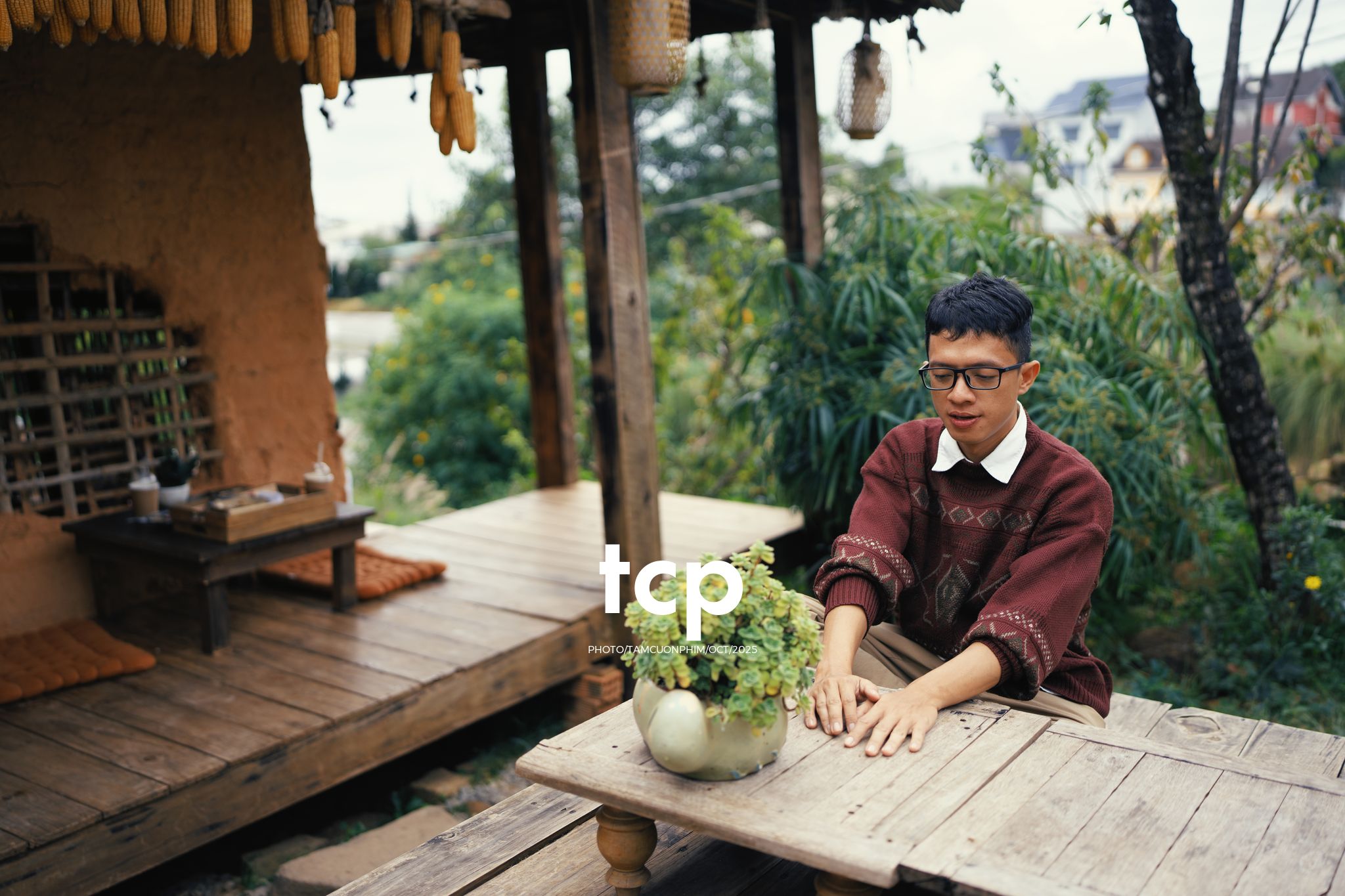 Tám Cuộn Phim - Hơi lạnh cao nguyên và tách cà phê ấm