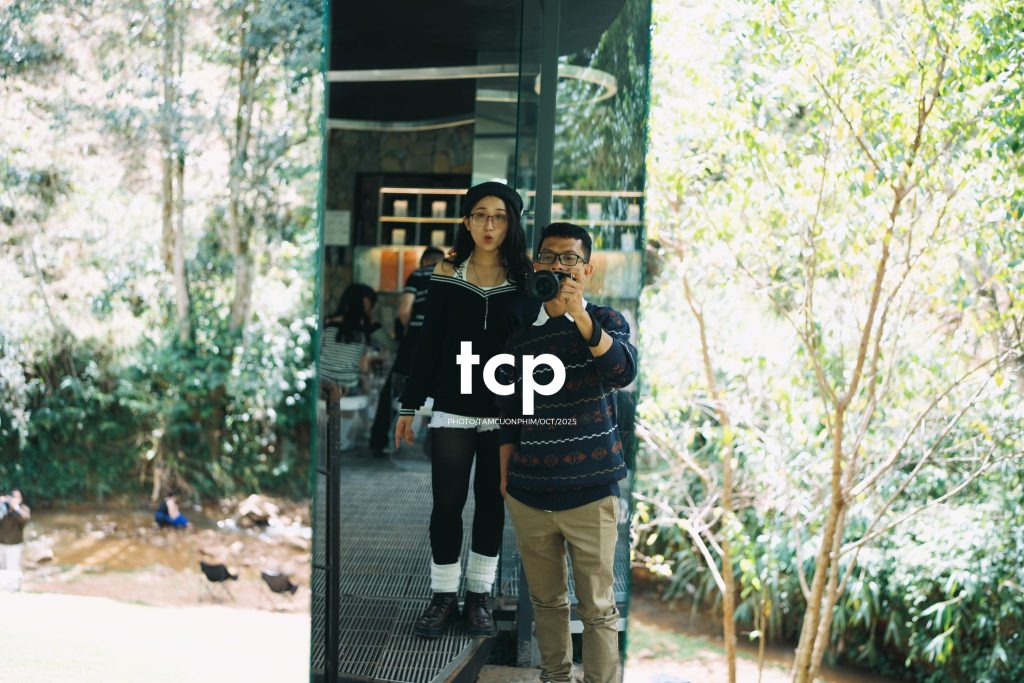 Tám Cuộn Phim - Hơi lạnh cao nguyên và tách cà phê ấm