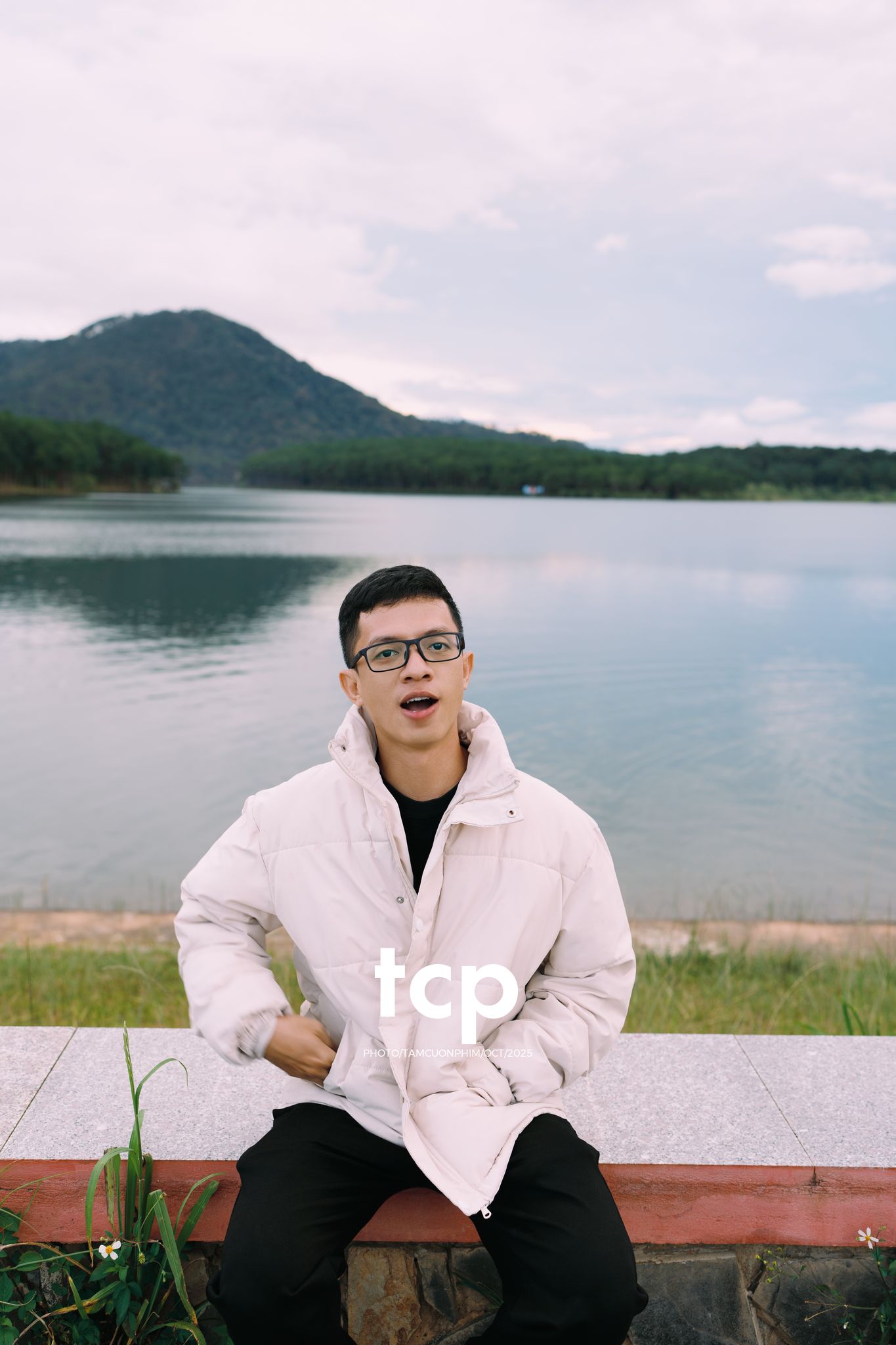 Tám Cuộn Phim - Hơi lạnh cao nguyên và tách cà phê ấm