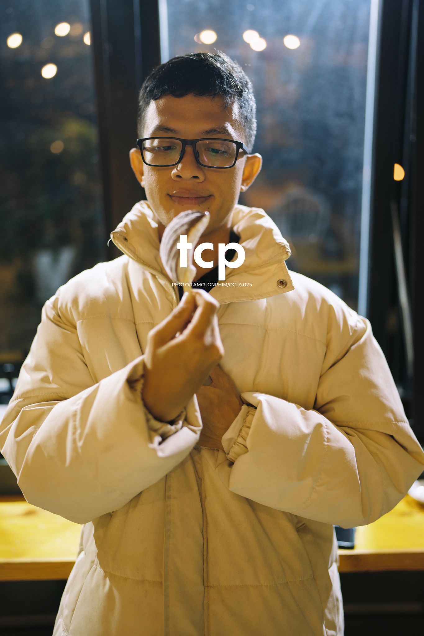 Tám Cuộn Phim - Hơi lạnh cao nguyên và tách cà phê ấm