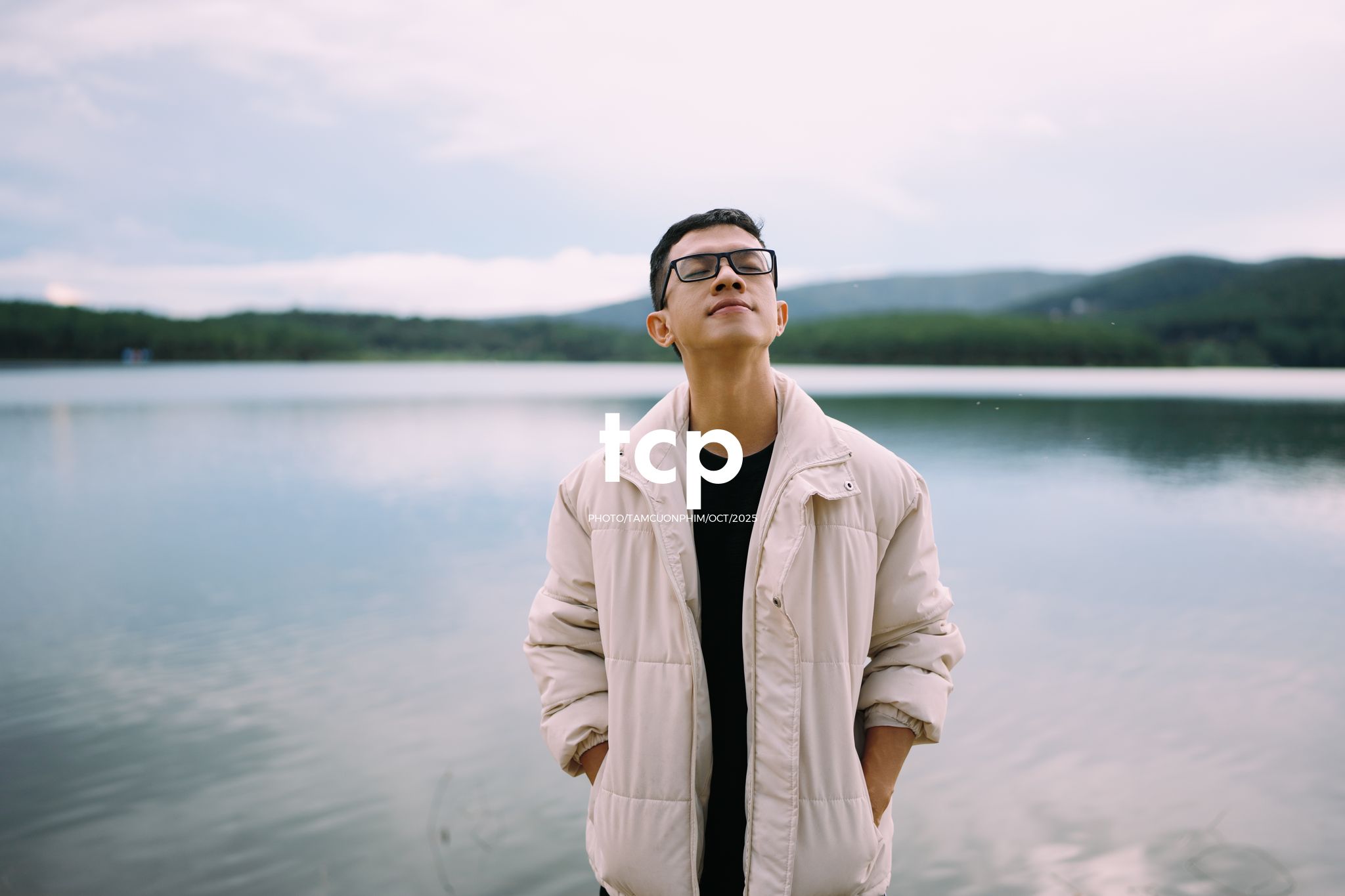 Tám Cuộn Phim - Hơi lạnh cao nguyên và tách cà phê ấm