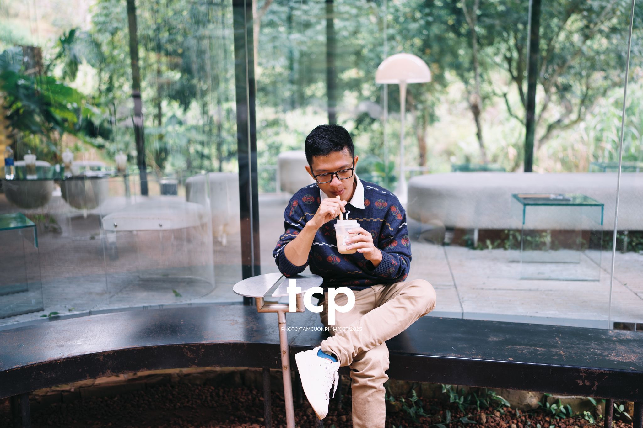 Tám Cuộn Phim - Hơi lạnh cao nguyên và tách cà phê ấm