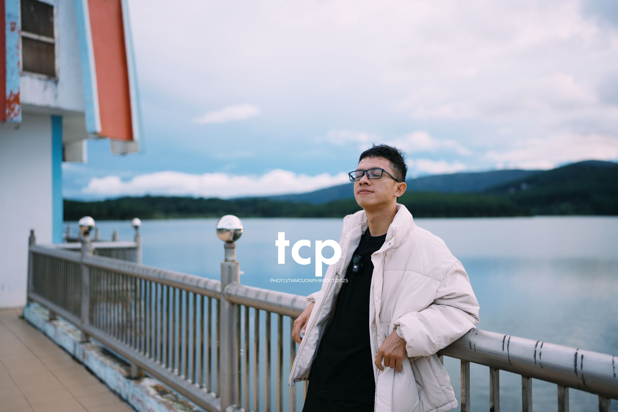 Tám Cuộn Phim - Hơi lạnh cao nguyên và tách cà phê ấm