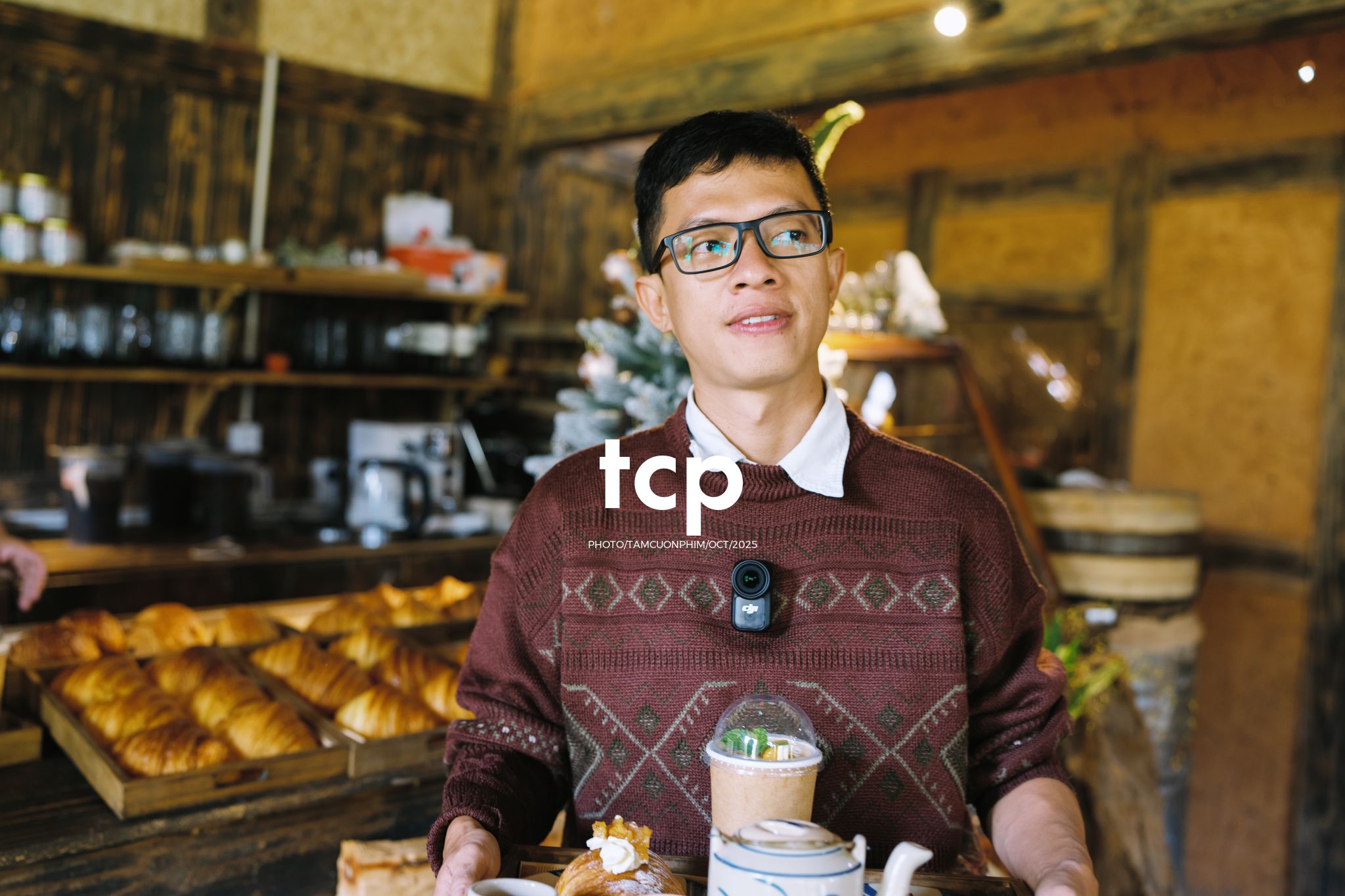 Tám Cuộn Phim - Hơi lạnh cao nguyên và tách cà phê ấm