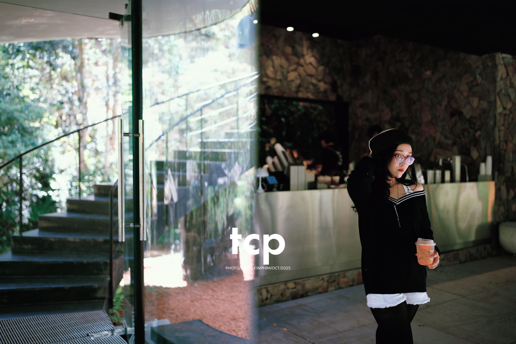 Tám Cuộn Phim - Ly cà phê đá tan chậm giữa sương mù cao nguyên