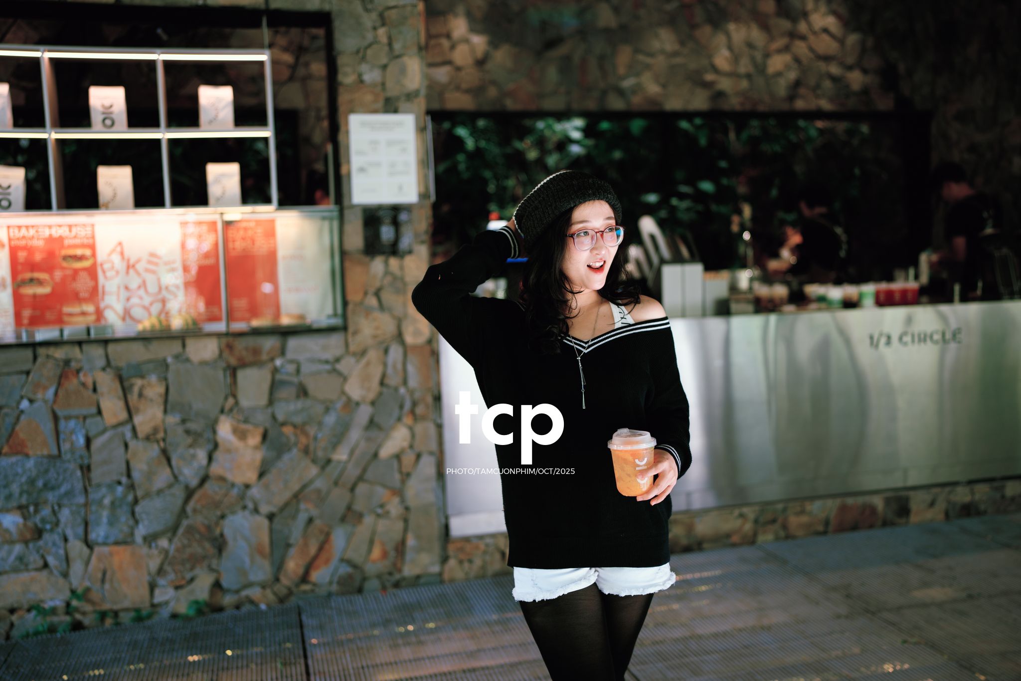 Tám Cuộn Phim - Ly cà phê đá tan chậm giữa sương mù cao nguyên