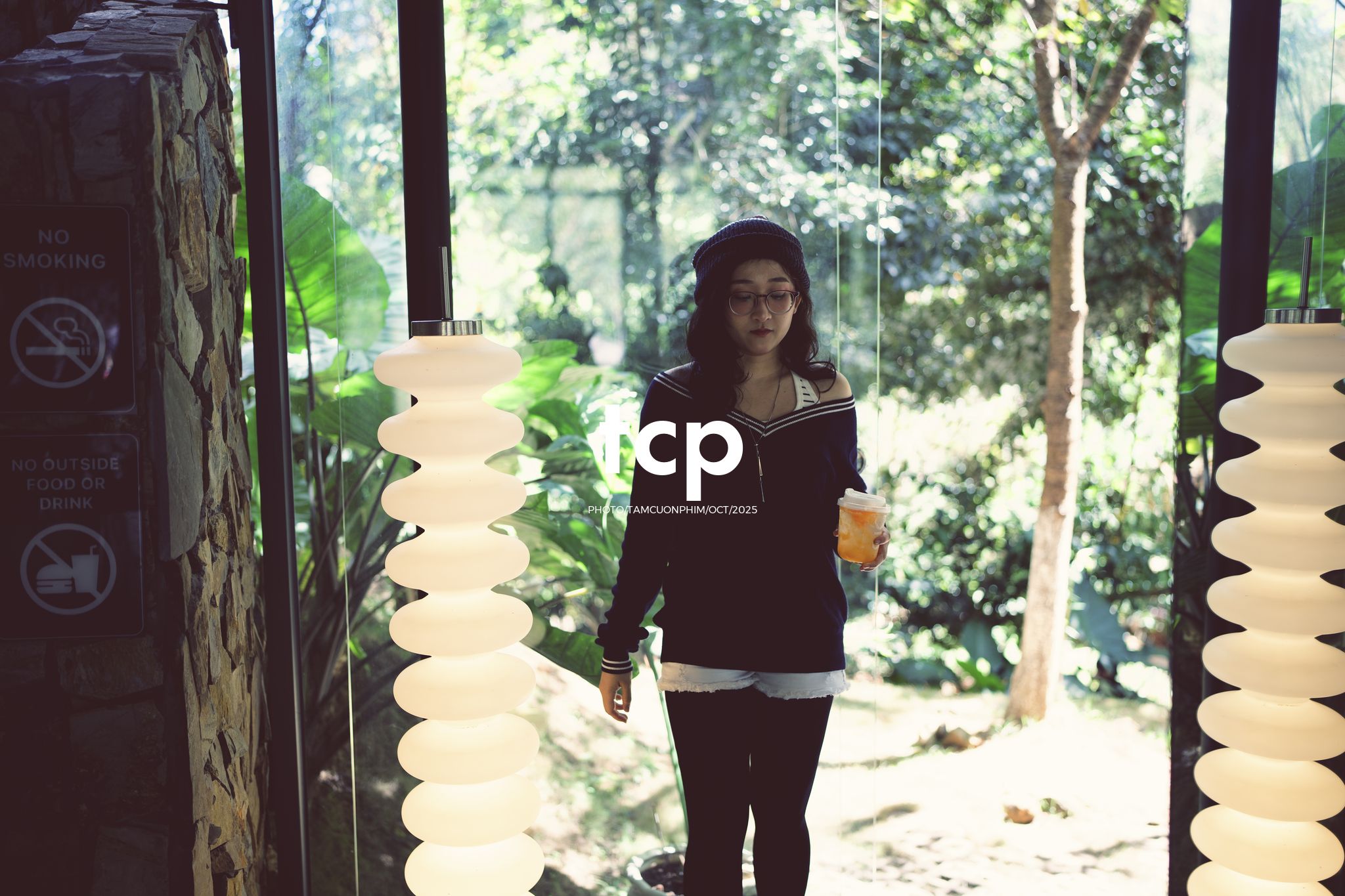 Tám Cuộn Phim - Ly cà phê đá tan chậm giữa sương mù cao nguyên