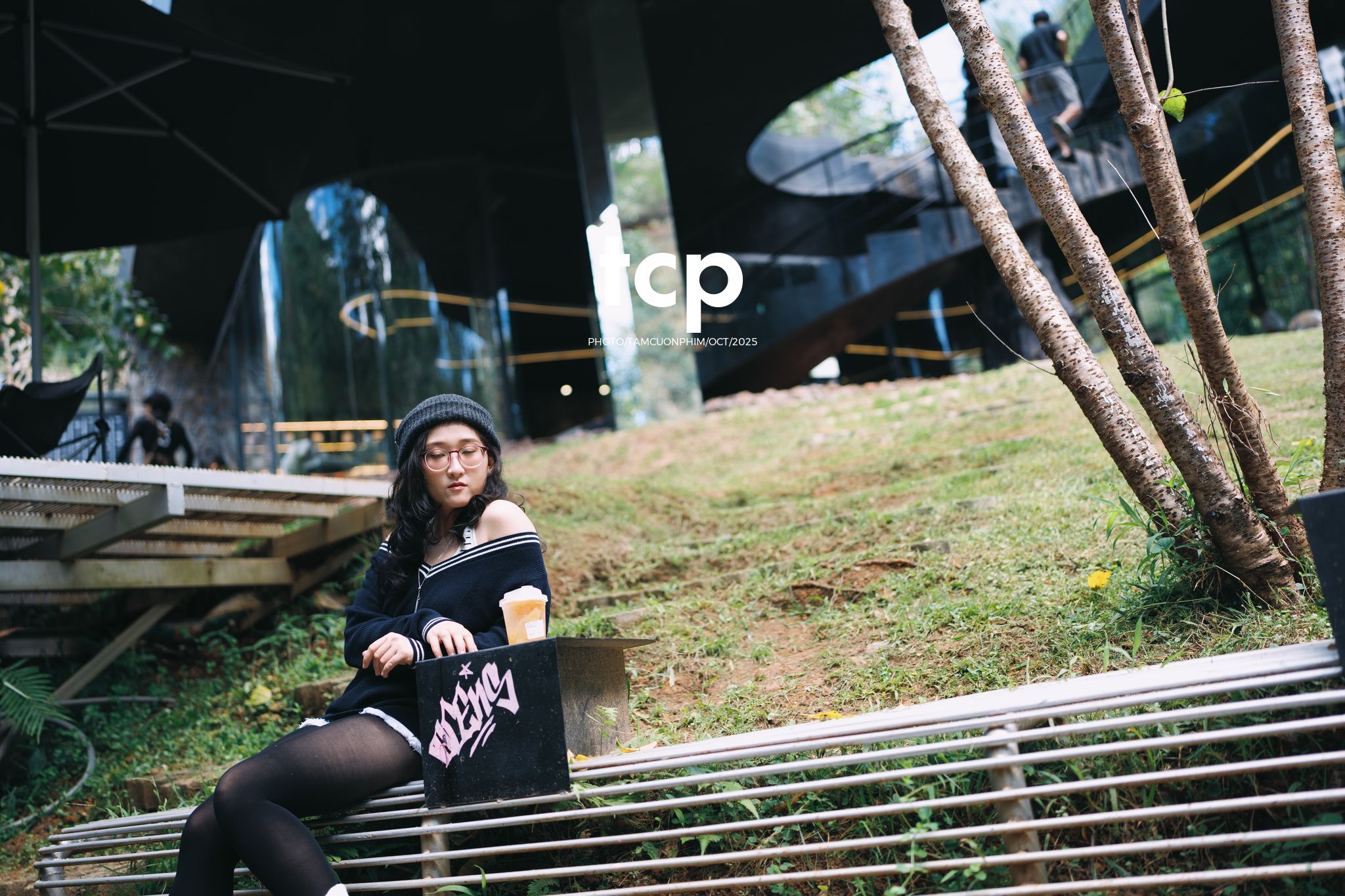 Tám Cuộn Phim - Ly cà phê đá tan chậm giữa sương mù cao nguyên