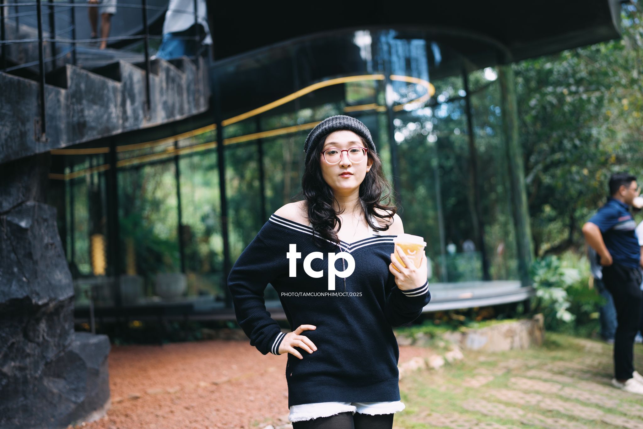 Tám Cuộn Phim - Ly cà phê đá tan chậm giữa sương mù cao nguyên