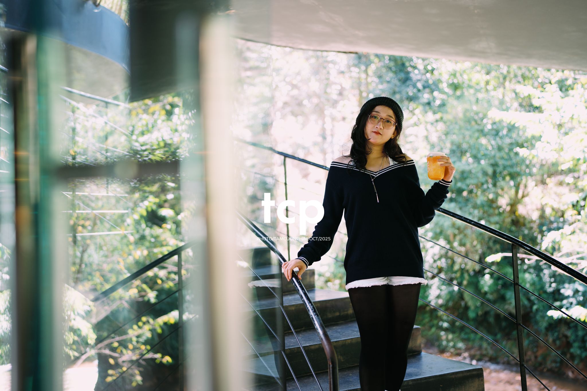 Tám Cuộn Phim - Ly cà phê đá tan chậm giữa sương mù cao nguyên