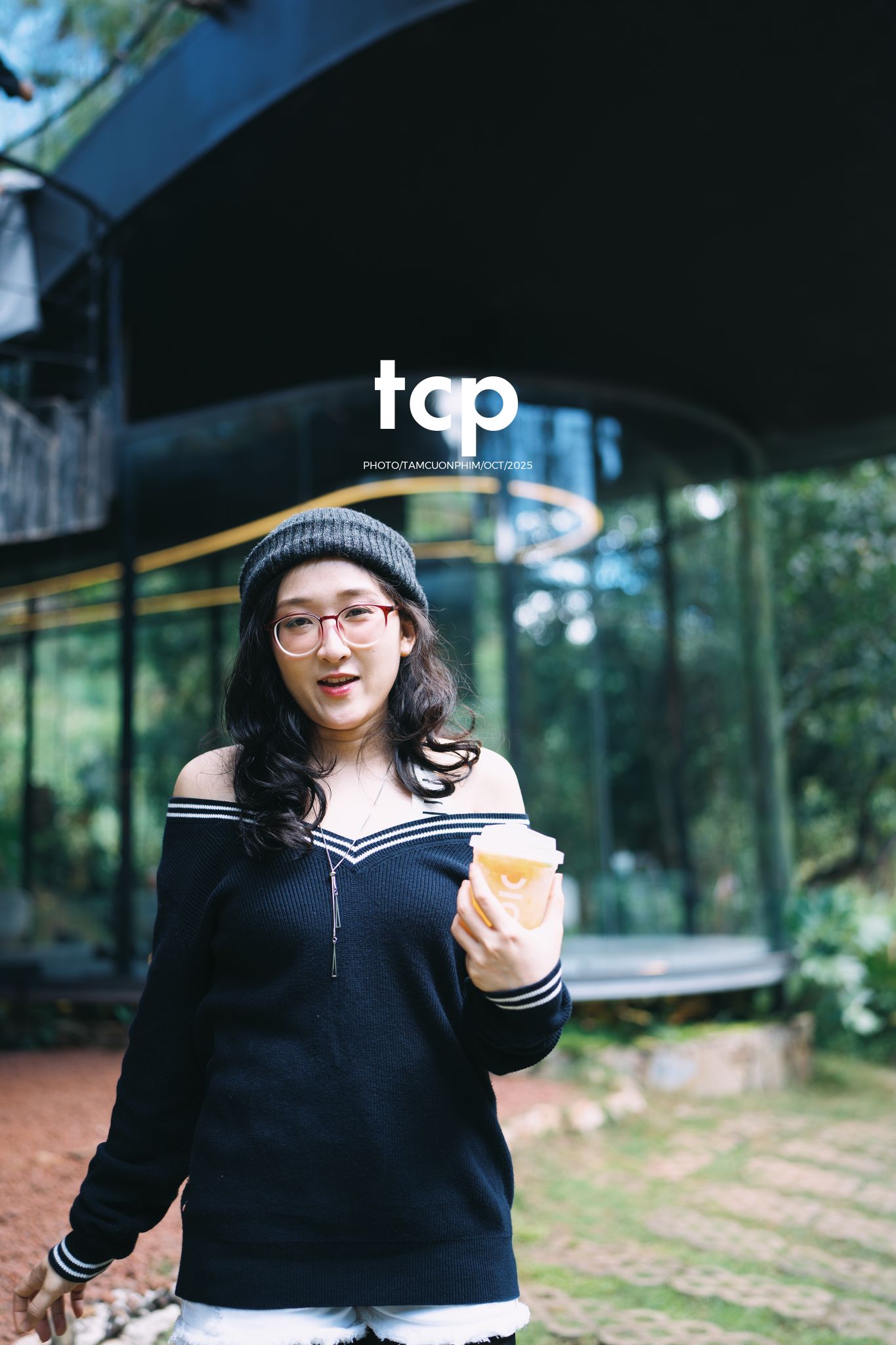 Tám Cuộn Phim - Ly cà phê đá tan chậm giữa sương mù cao nguyên