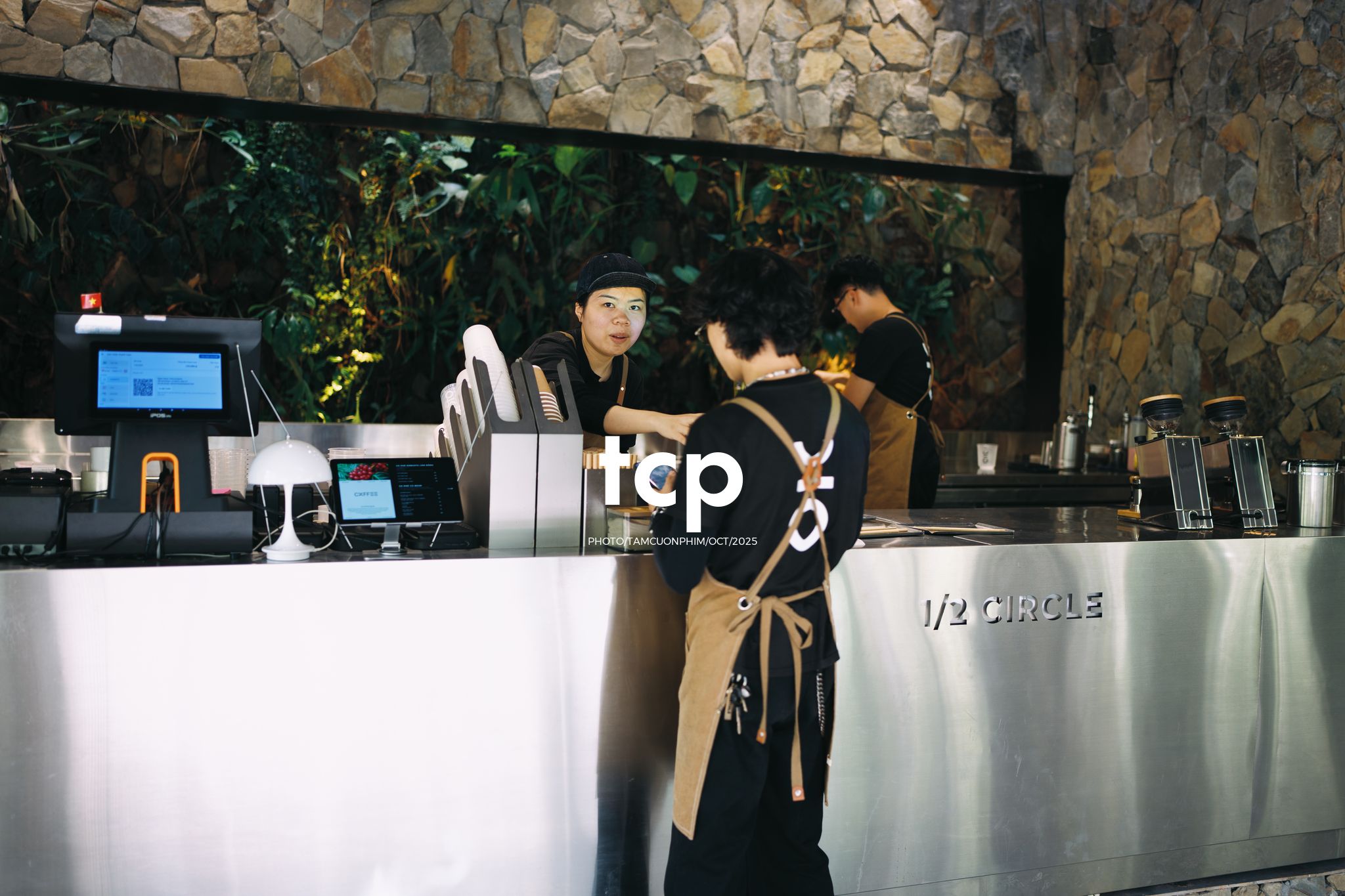 Tám Cuộn Phim - Phân cực vùng cao nguyên