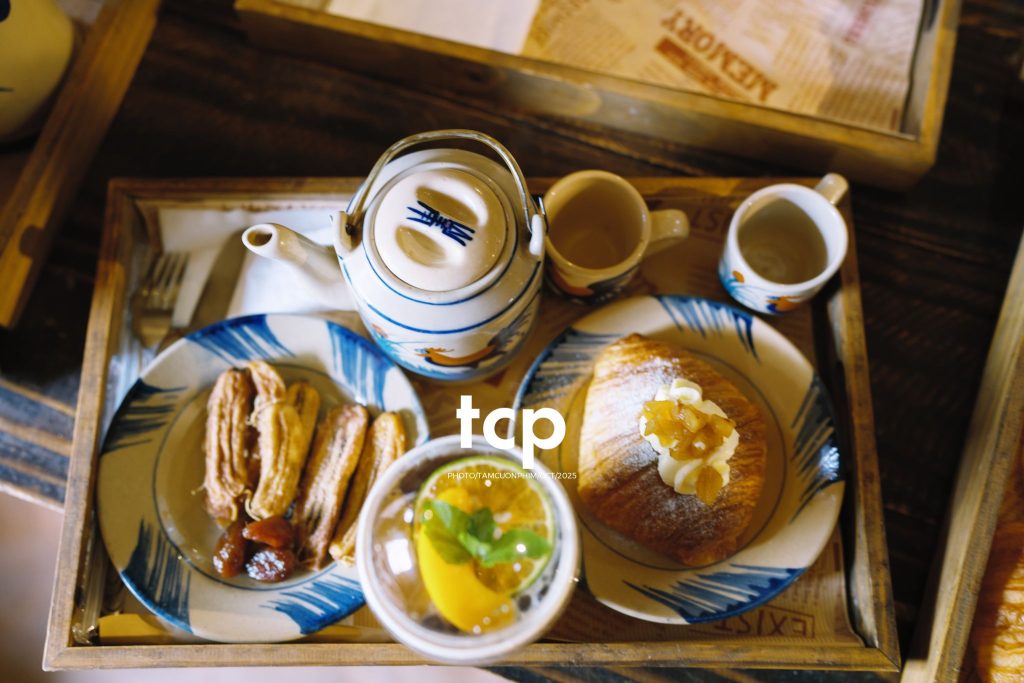 Tám Cuộn Phim - Nắng lạnh và bánh nóng