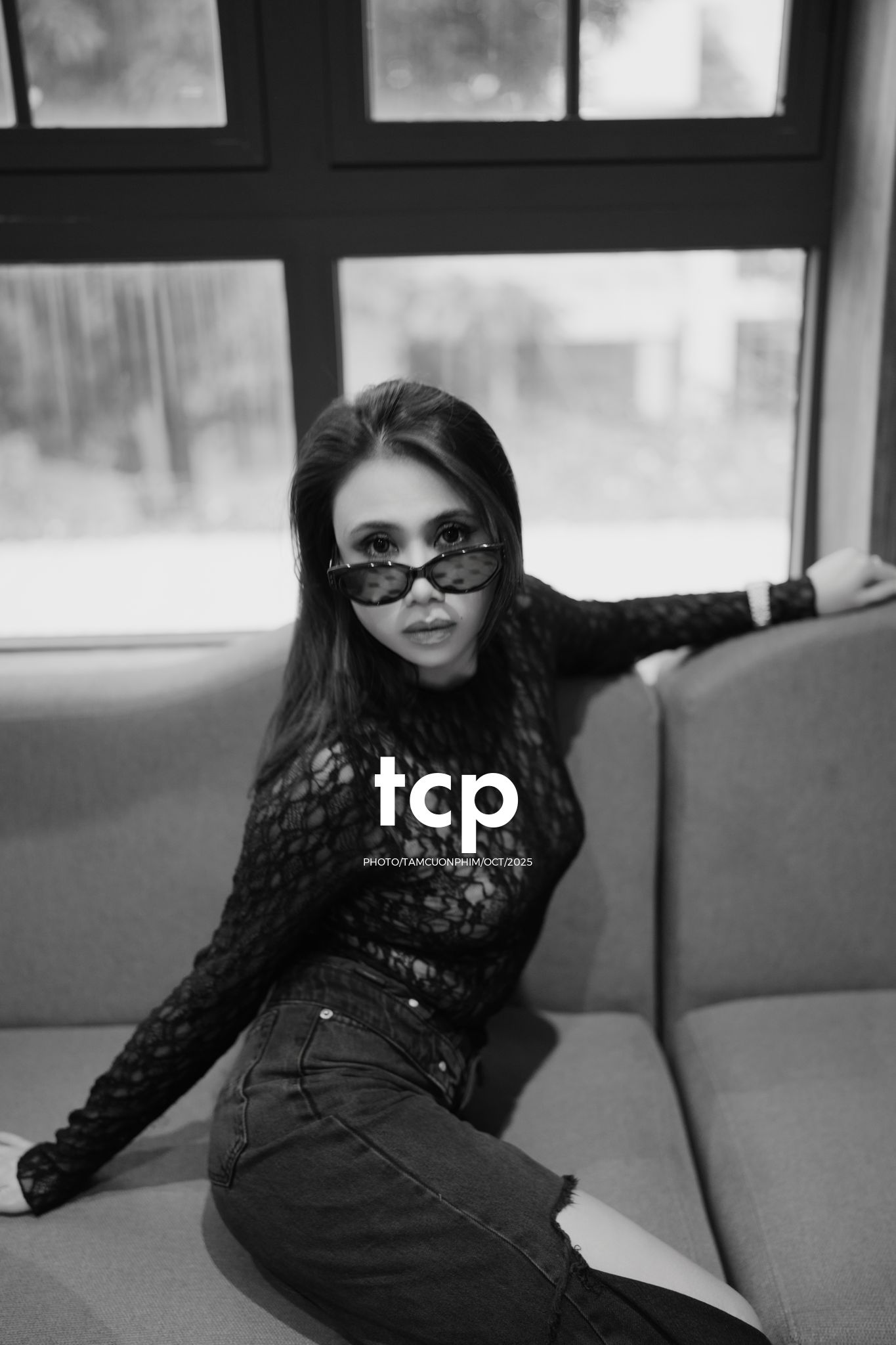 Tám Cuộn Phim - Một ly martini và tiếng chuông đồng hồ báo hiệu tuổi mới