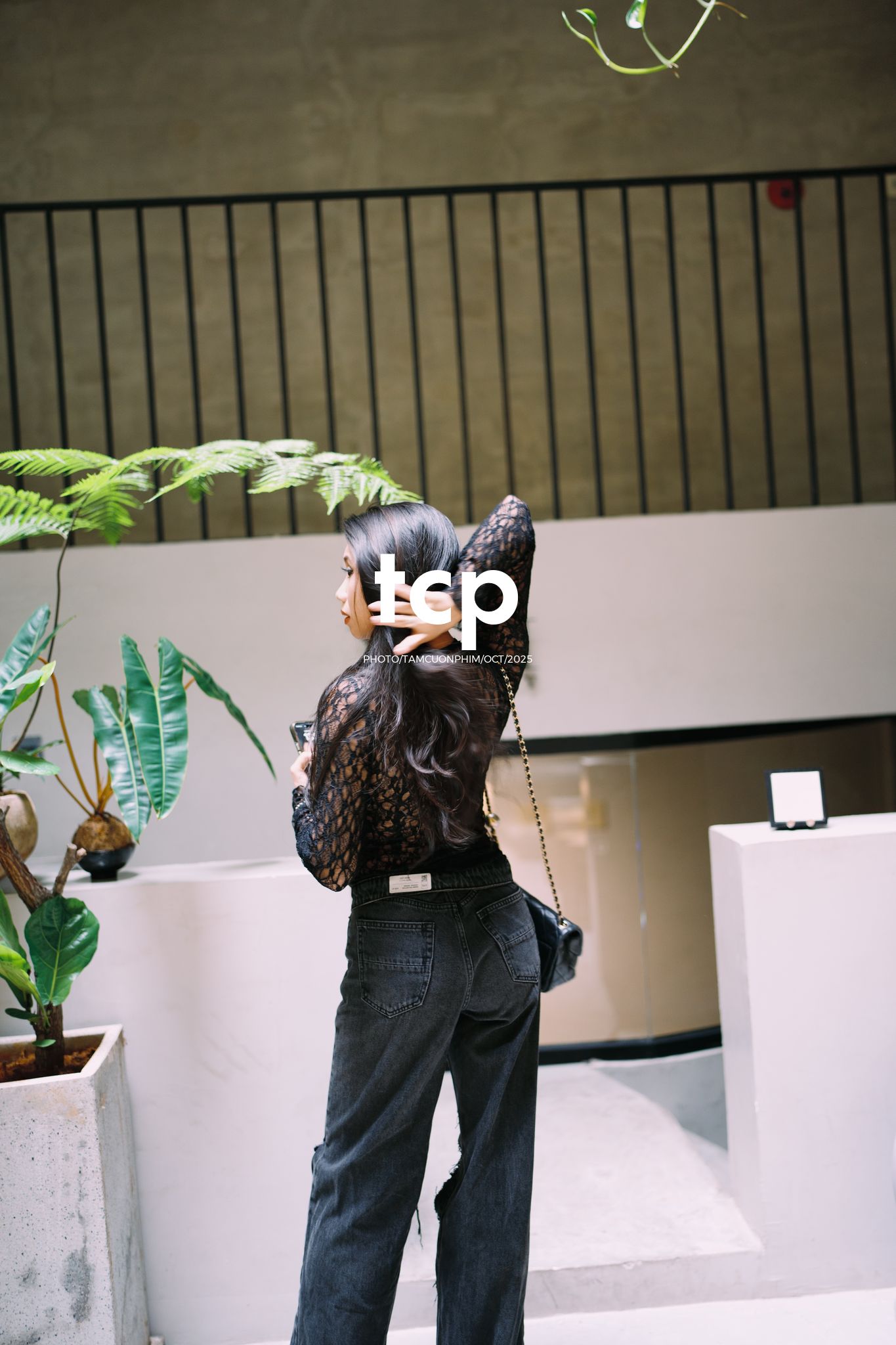 Tám Cuộn Phim - Một ly martini và tiếng chuông đồng hồ báo hiệu tuổi mới