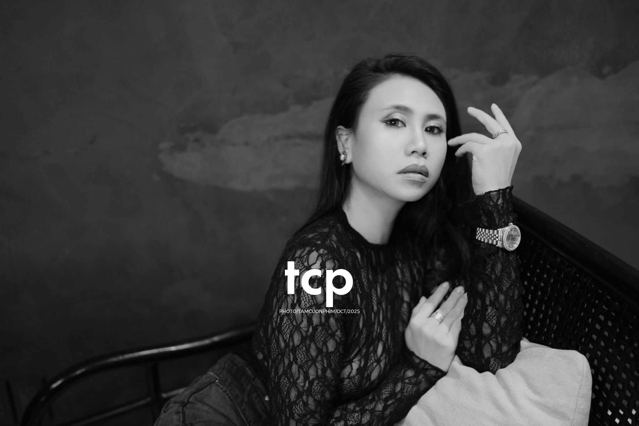 Tám Cuộn Phim - Một ly martini và tiếng chuông đồng hồ báo hiệu tuổi mới