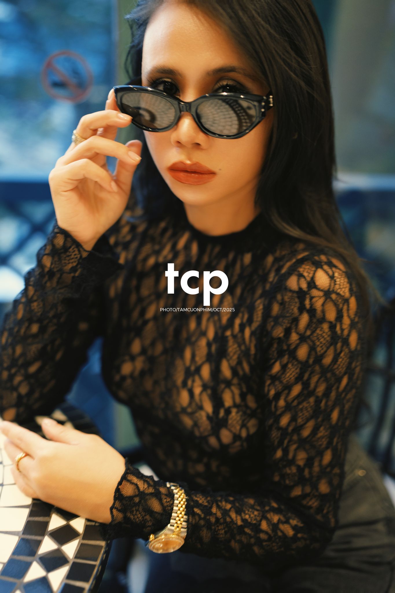 Tám Cuộn Phim - Một ly martini và tiếng chuông đồng hồ báo hiệu tuổi mới