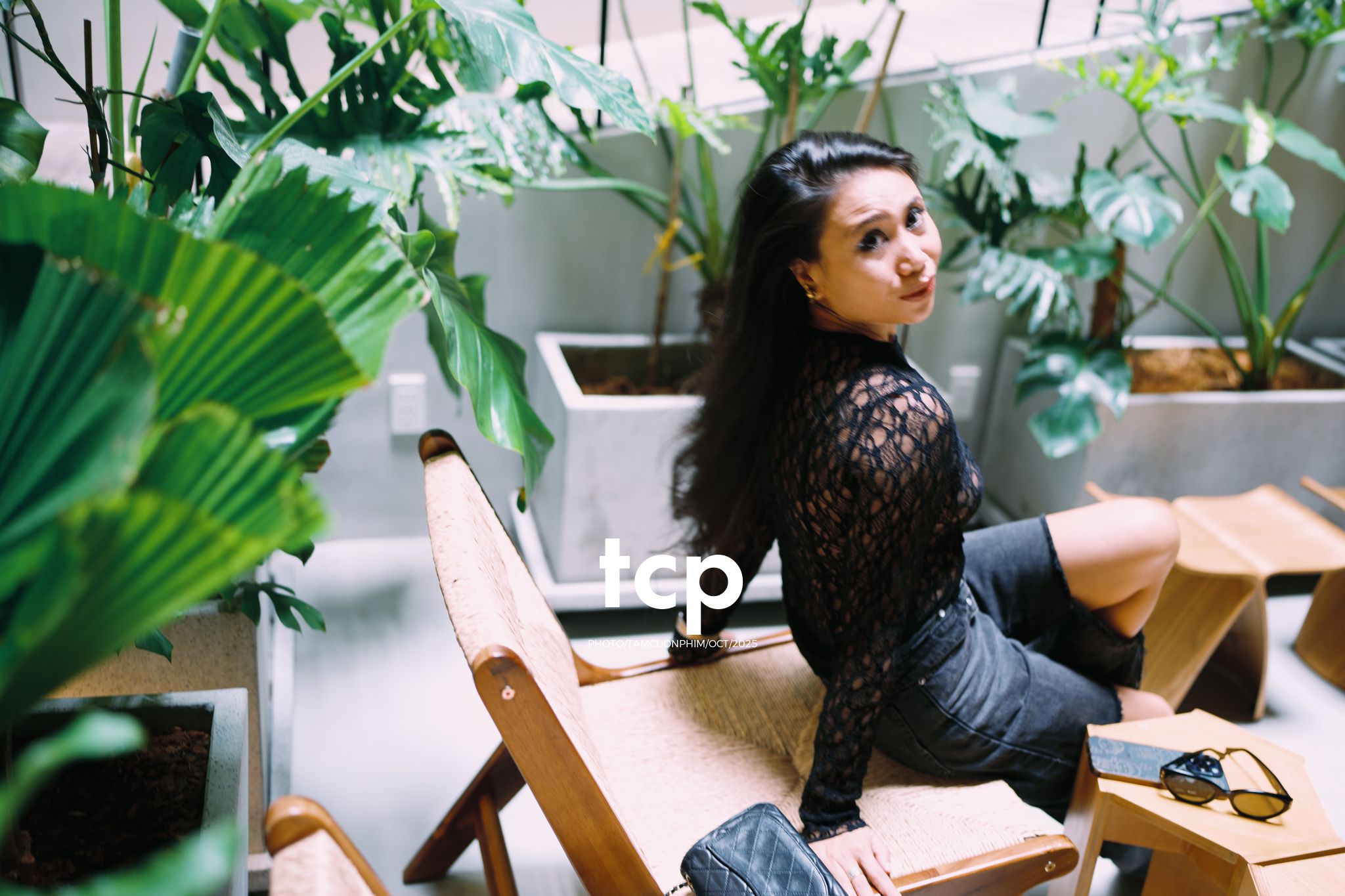 Tám Cuộn Phim - Một ly martini và tiếng chuông đồng hồ báo hiệu tuổi mới